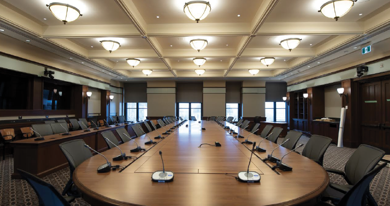 Une salle de réunion dans l'édifice de l'Ouest avec une grande table.