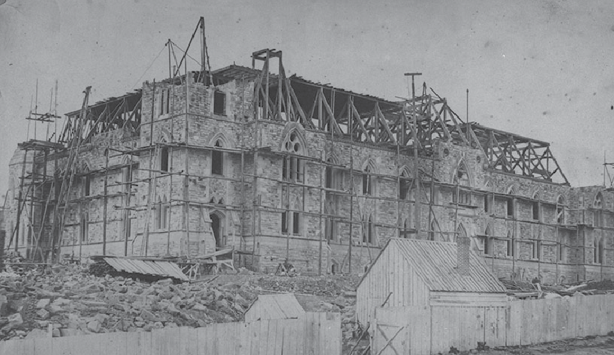 Photo historique de l'Édifice de l'Ouest en contruction