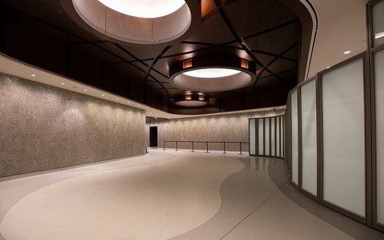 Corridor souterrain qui relie le Centre d'accueil des visiteurs et l'édifice de l'Ouest.
