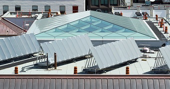 Voir image agrandie de puits de lumière et les panneaux solaires sur le toit de l'édifice Wellington