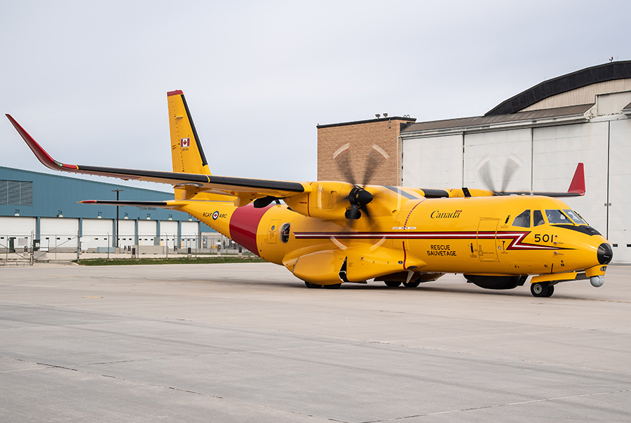 Le premier avion CC-295 Kingfisher opérationnel livré à l’Aviation royale canadienne s’apprête à quitter la 17e Escadre Winnipeg le 17 septembre 2020 afin de se rendre à la 19e Escadre Comox. PHOTO : Caporal Darryl Hepner, Services multimédias de la 17e Escadre