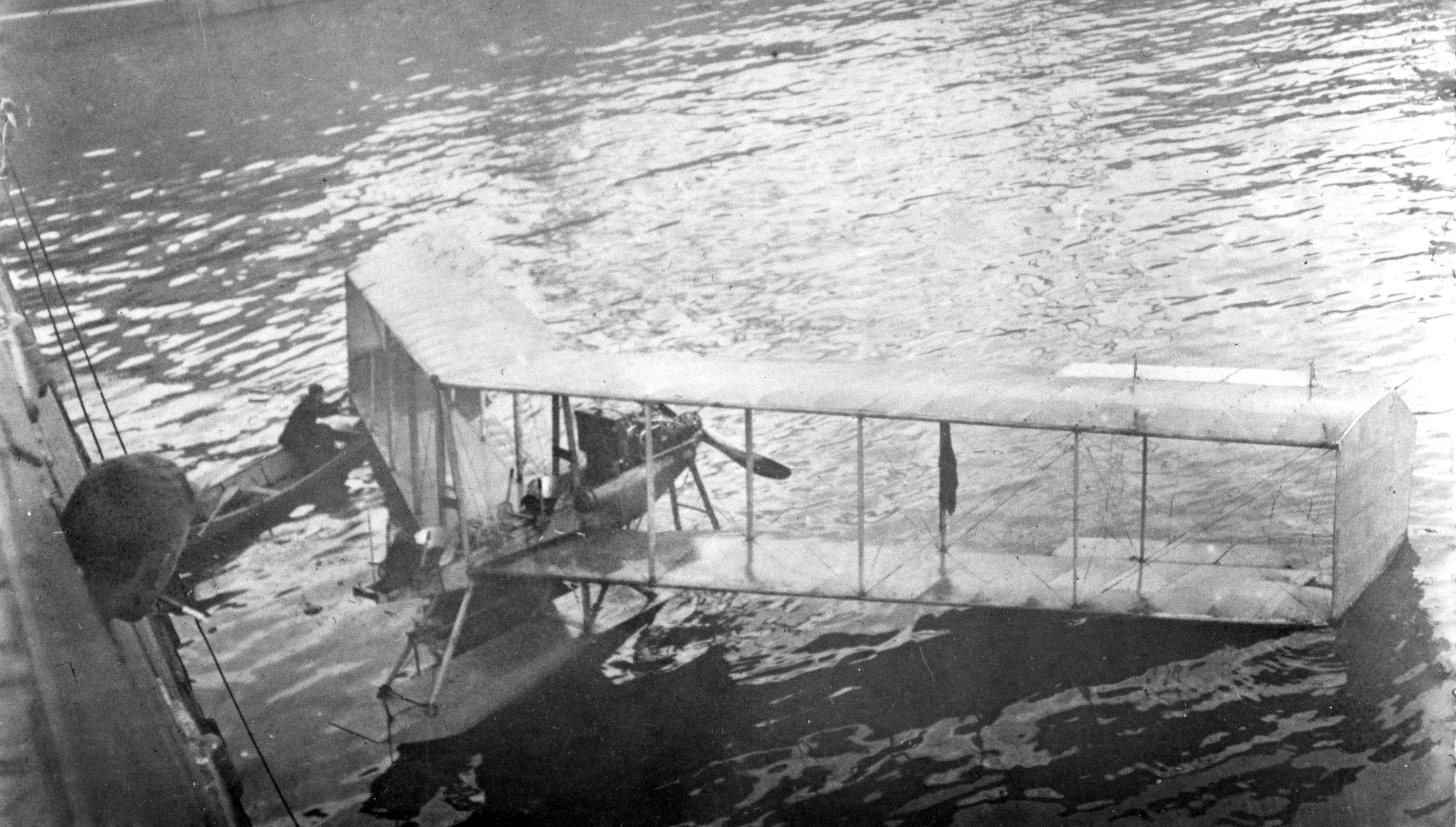 Le premier avion militaire du Canada, l’inharmonieux hydravion Burgess-Dunne, à Québec. PHOTO : Archives du MDN, RE17706