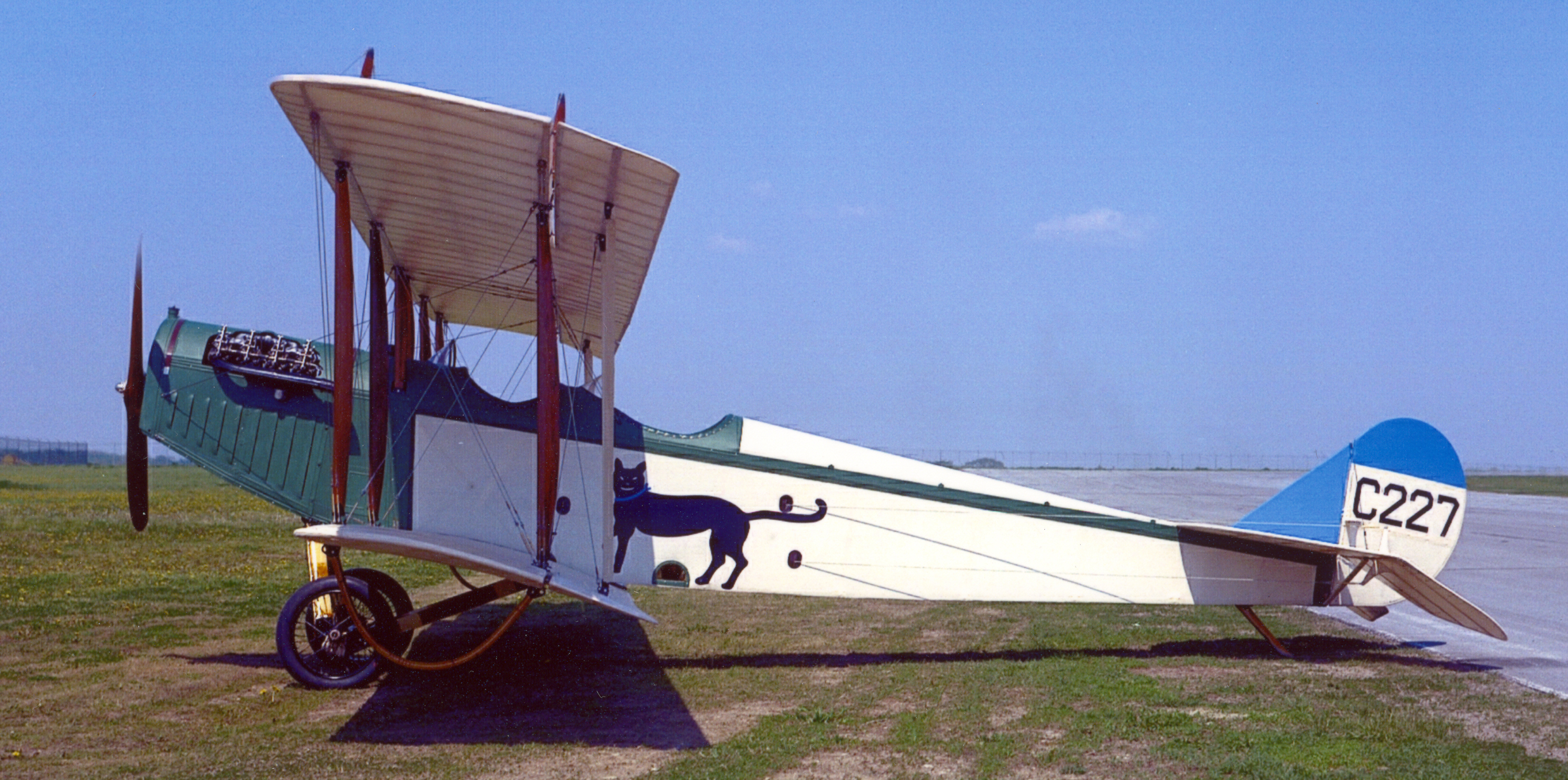 Une photo d’un JN 4 Canuck restauré appartenant à un musée et peint aux couleurs d’origine des avions écoles du Royal Flying Corps. PHOTO : MDN
