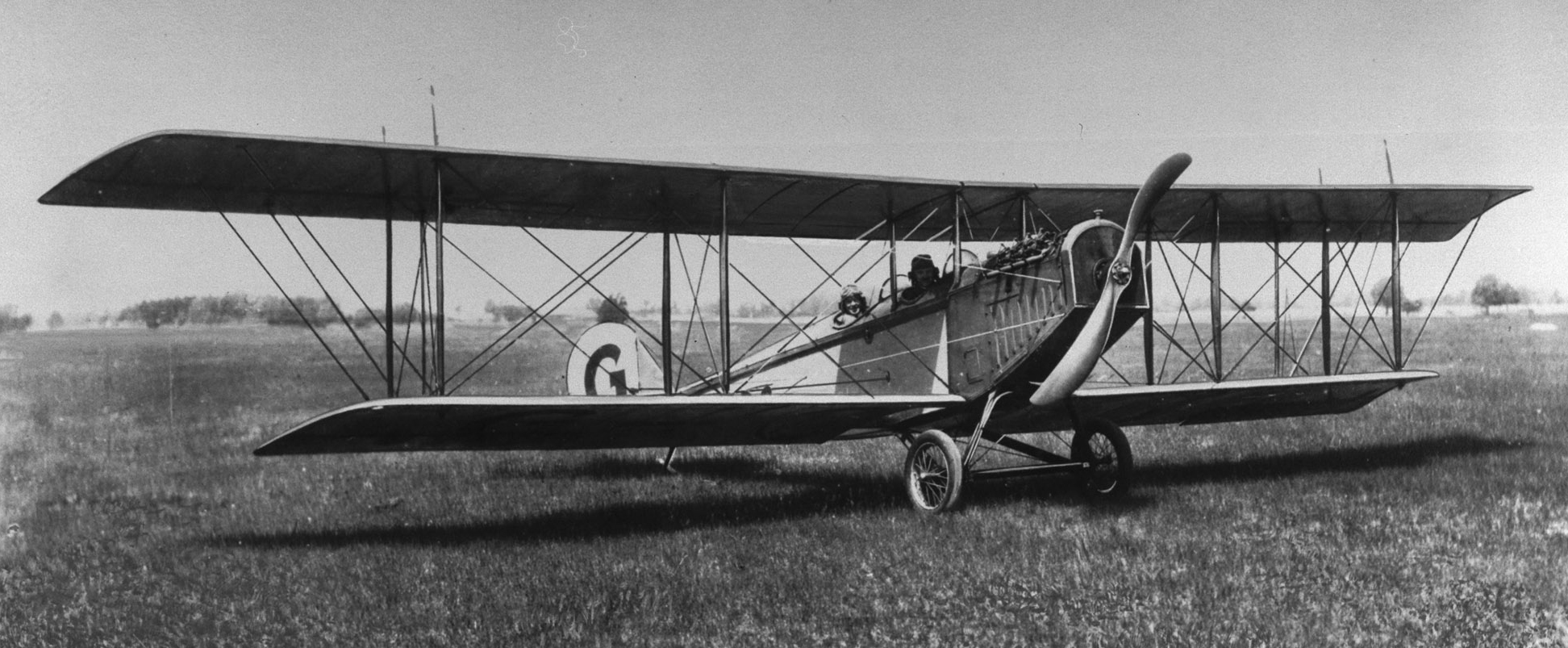 Un Curtiss JN 4 Canuck. PHOTO : Archives du MDN, PL-113903