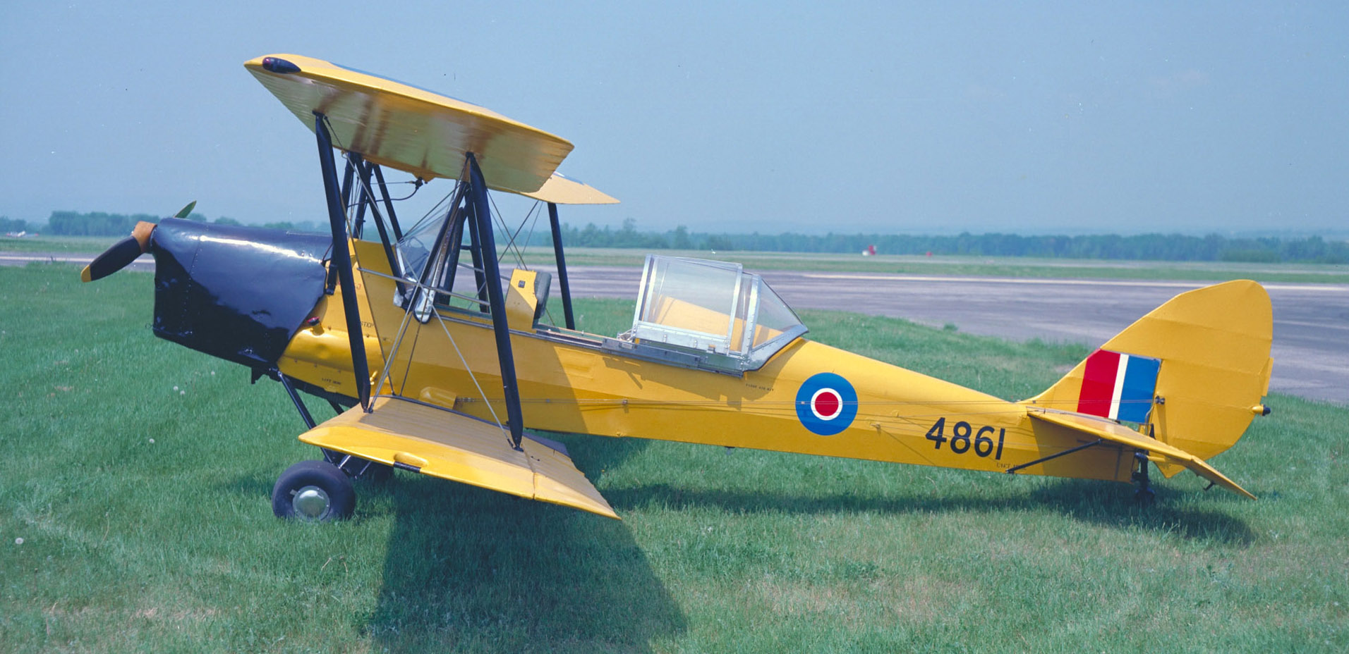Le DH-82C Tiger Moth, à bord duquel des milliers de pilotes du Commonwealth ont suivi leur formation, s’est révélé un avion vital au Programme d’entraînement aérien du Commonwealth britannique. Plus de 1 500 Tiger Moth construits par de Havilland, à Toronto, ont servi dans les écoles élémentaires de pilotage. Parmi les modifications canadiennes apportées à l’avion figurent des montures pour skis et flotteurs, une verrière coulissante, un poste de pilotage chauffé, un nouveau capot, un moteur plus puissant et une roue de queue. PHOTO : Archives du MDN, PCN-4631  