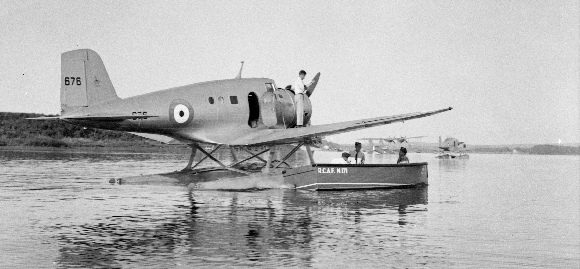 Des gens chargent des provisions à bord du Northrop Delta No 676 du 8e Escadron de l’ARC en prévision d’un vol de Rockcliffe, en Ontario, jusqu’à Sydney, en Nouvelle-Écosse, le 26 août 1939. Le bateau à moteur qui se trouve près de l’avion appartient au Service maritime de l’ARC. PHOTO : MDN, PA-063532