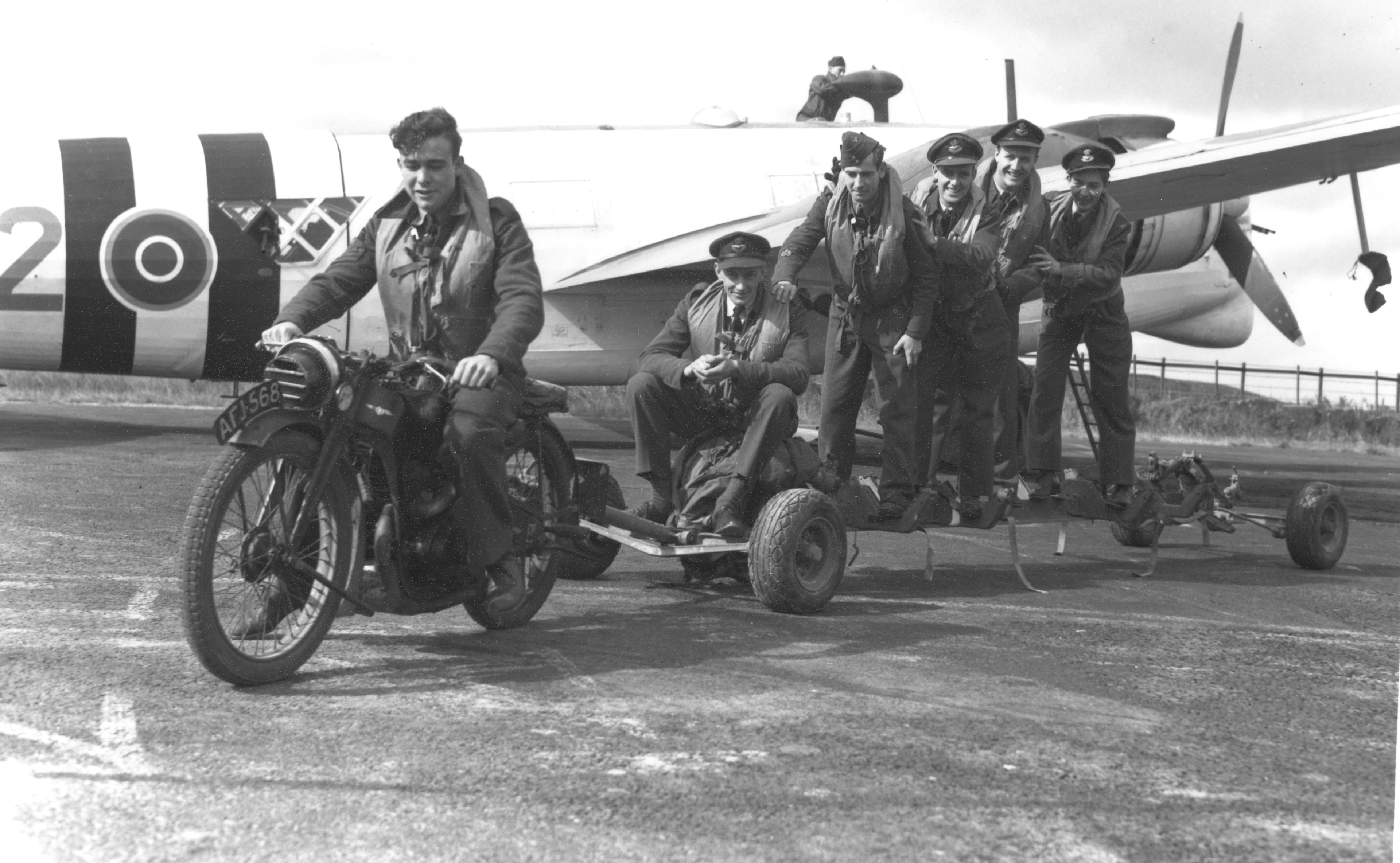 Les membres d’un équipage canadiens jouent la comédie lors d’une photo prise devant leur Wellington affecté au Coastal Command (commandement de l’aviation côtière). PHOTO : Archives du MDN 