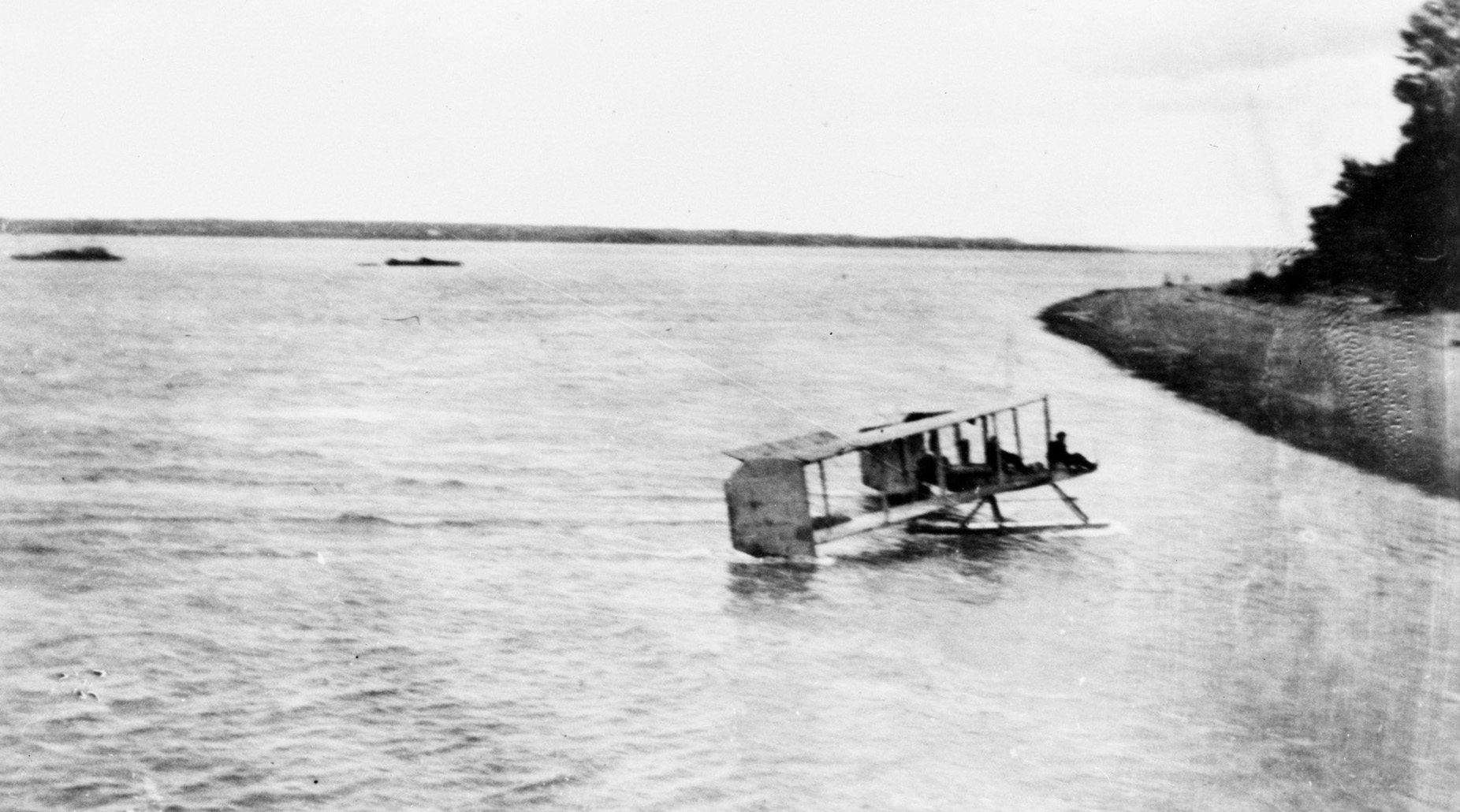 L’hydravion Burgess-Dunne du Canadian Aviation Corps s’approche de la rive à Deschaillons, au Québec, en 1914. PHOTO : Archives du MDN, AH260-1, fournie par le Smithsonian Institute National Air Museum