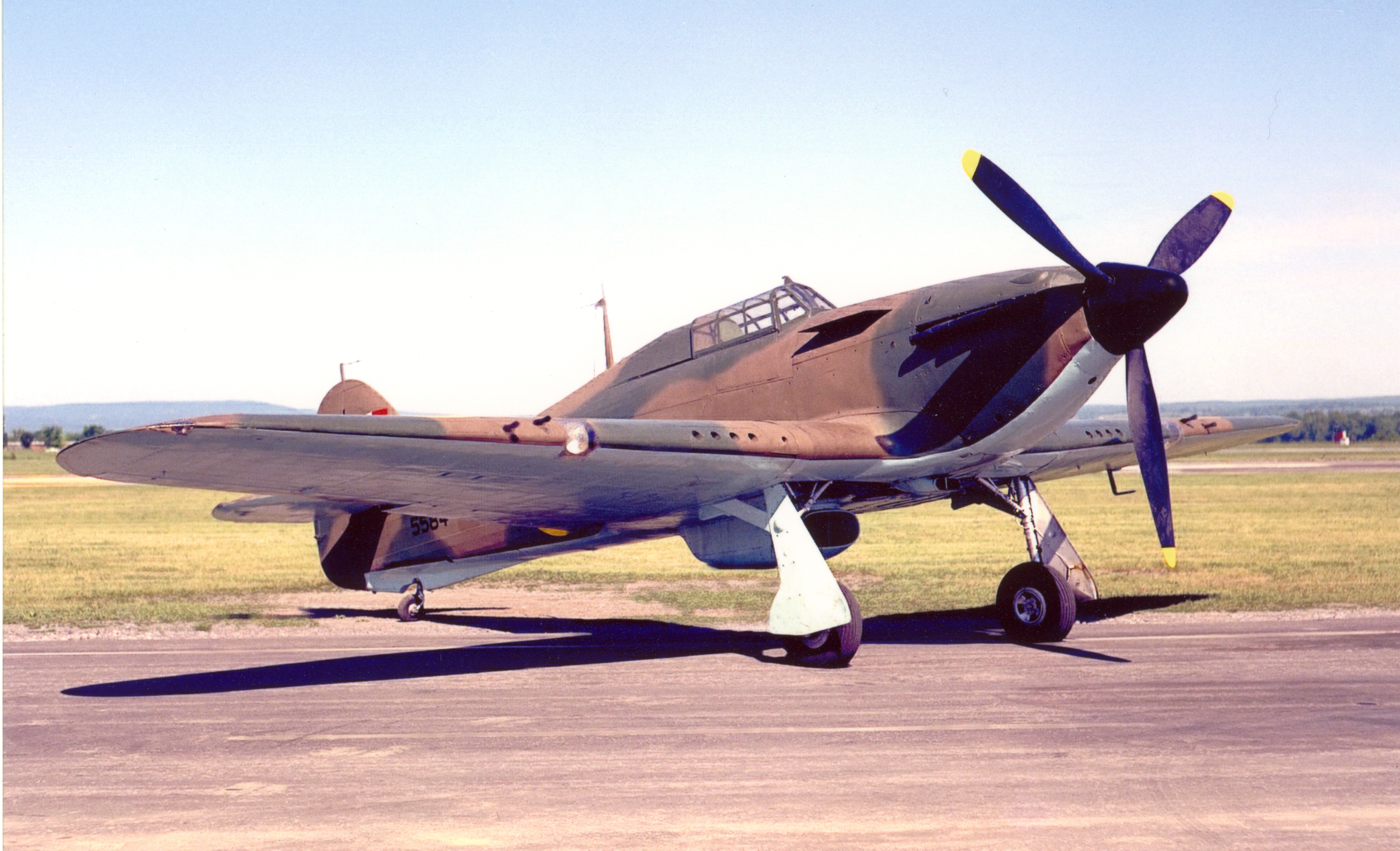 Le Hawker Hurricane est le premier chasseur dont se sert la Royal Air Force au début de la Seconde Guerre mondiale. Lorsque la guerre éclate, le Hurricane est aussi le seul chasseur moderne de l’ARC. Le Hurricane ci-dessus a été conservé par le Musée de l’aviation et de l’espace du Canada.