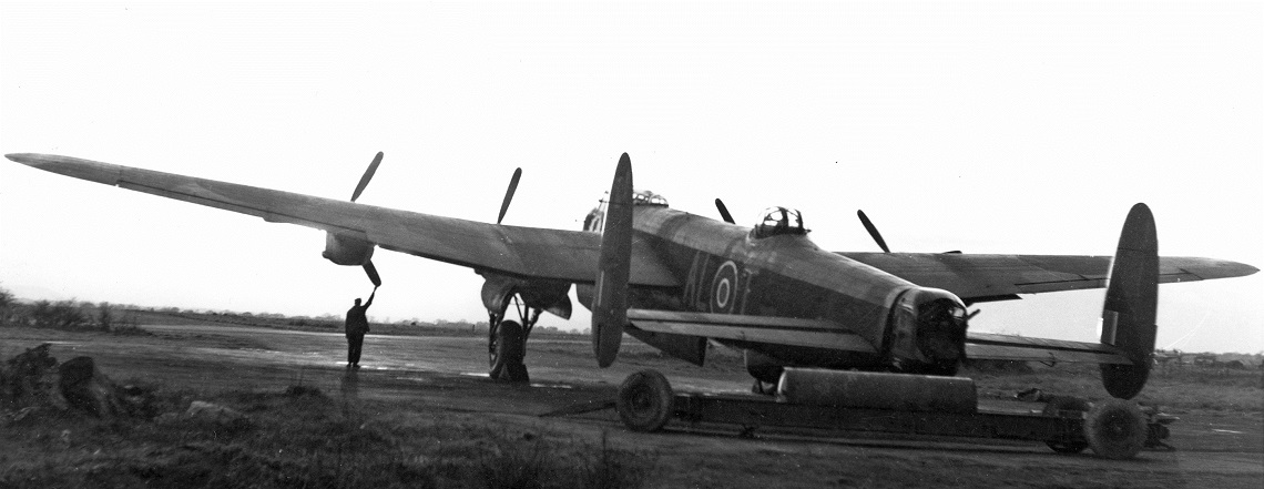 Un Lancaster B.III d’Avro se prépare à partir en mission pendant la guerre.