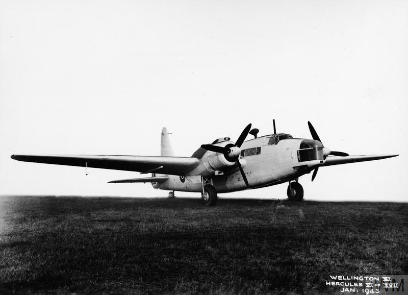 Un Wellington GR Mk XI, le MP521, au sol à Brooklands, dans le Surrey. Cet avion a fait partie du 407e Escadron de l’ARC jusqu’en avril 1943, où il a été affecté au Fleet Air Arm (service aéronaval). La censure de la photo a mené à la suppression totale du décor. PHOTO : © Imperial War Museum, ATP 12112B