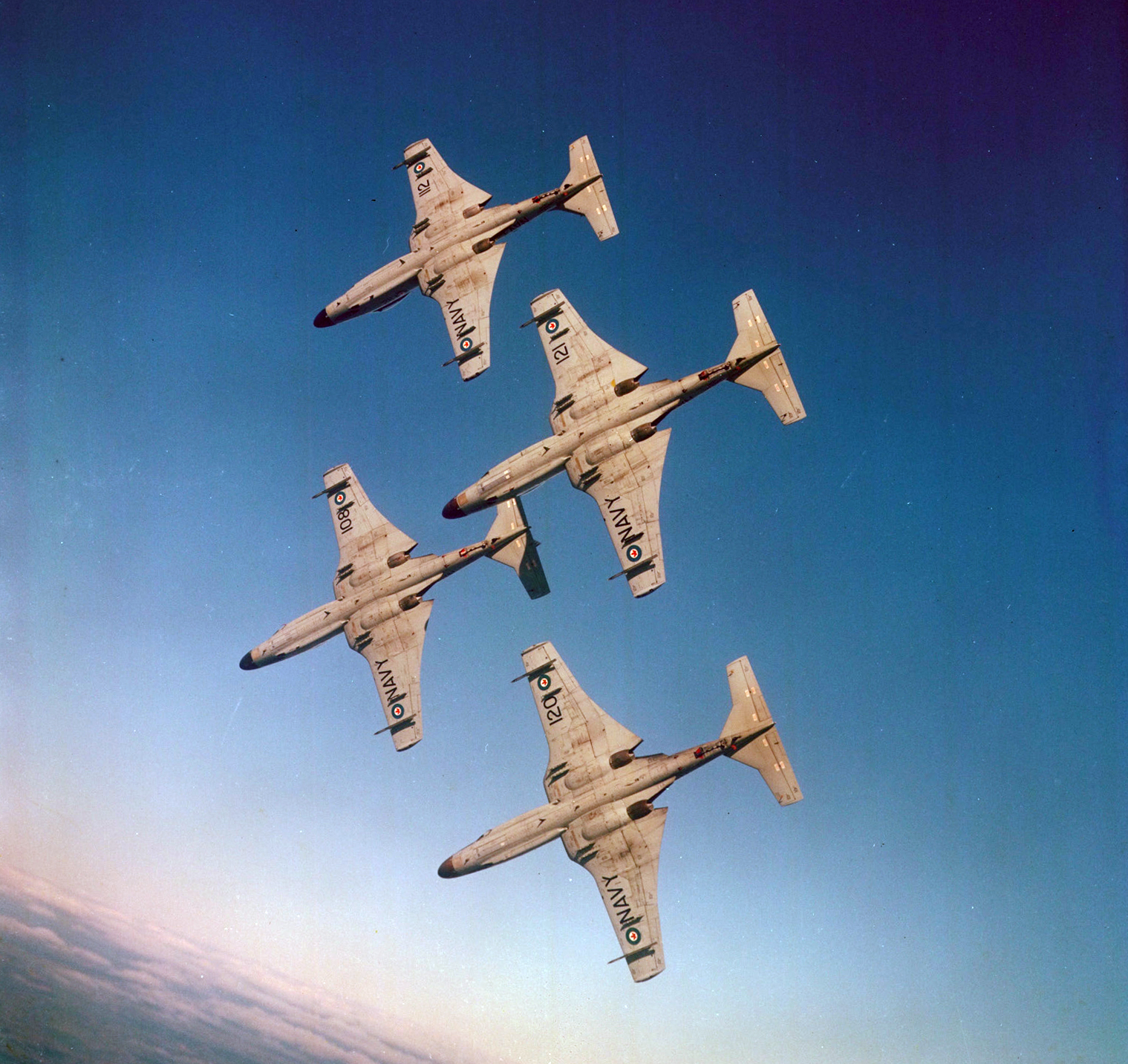 L’équipe de voltige aérienne de la Marine royale canadienne, les « Grey Ghosts », se composait de quatre Banshee. PHOTO : Archives du MDN, EKS-701
