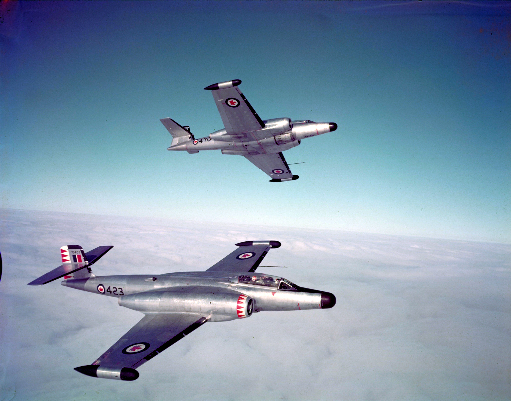 Deux CF-100 Canuck Mk IV en vol. PHOTO : Archives du MDN, PC-1089