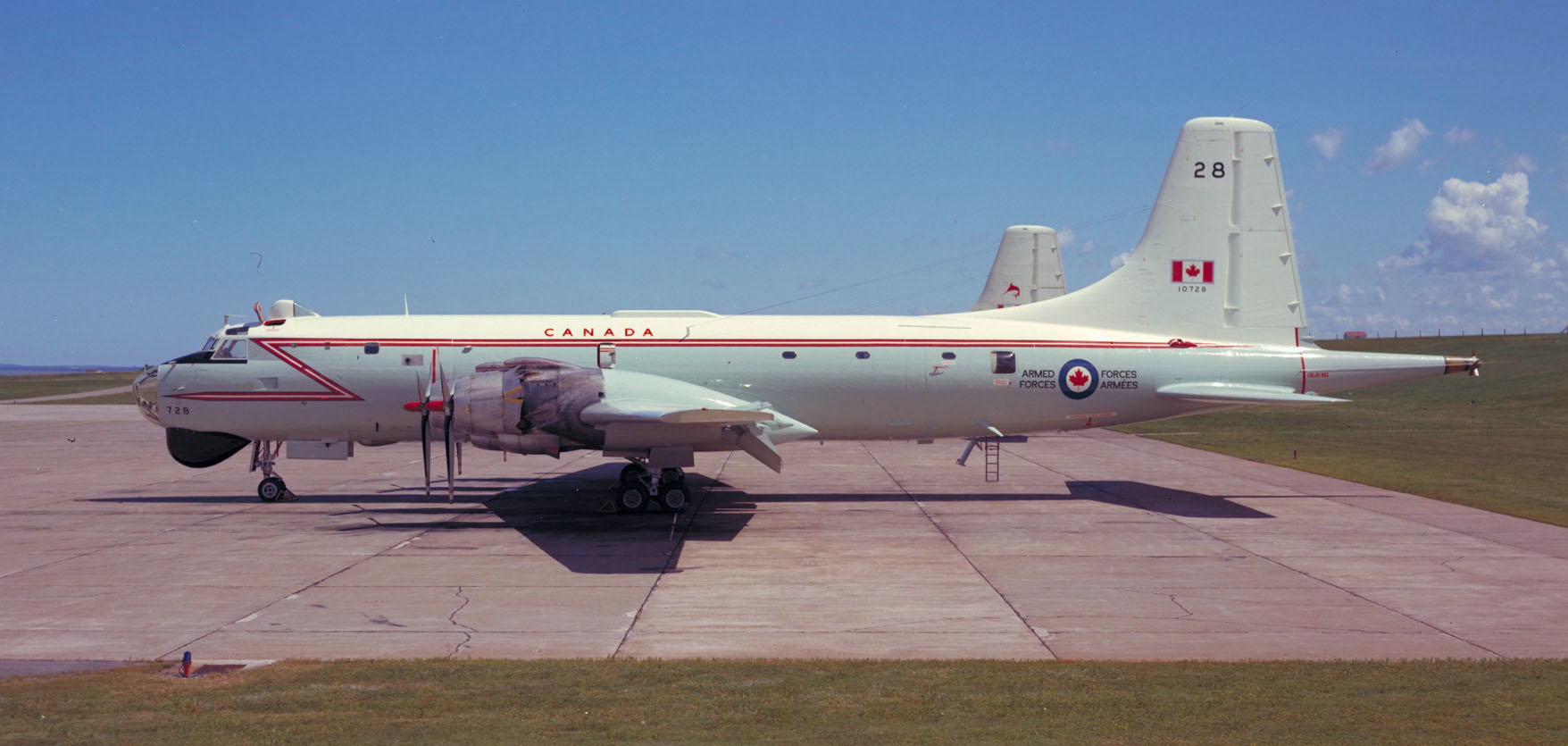 Un CP-107 Argus sur la piste à la base des Forces canadiennes Summerside, à l’Île-du-Prince-Édouard. PHOTO : Archives du MDN, PCN74-847