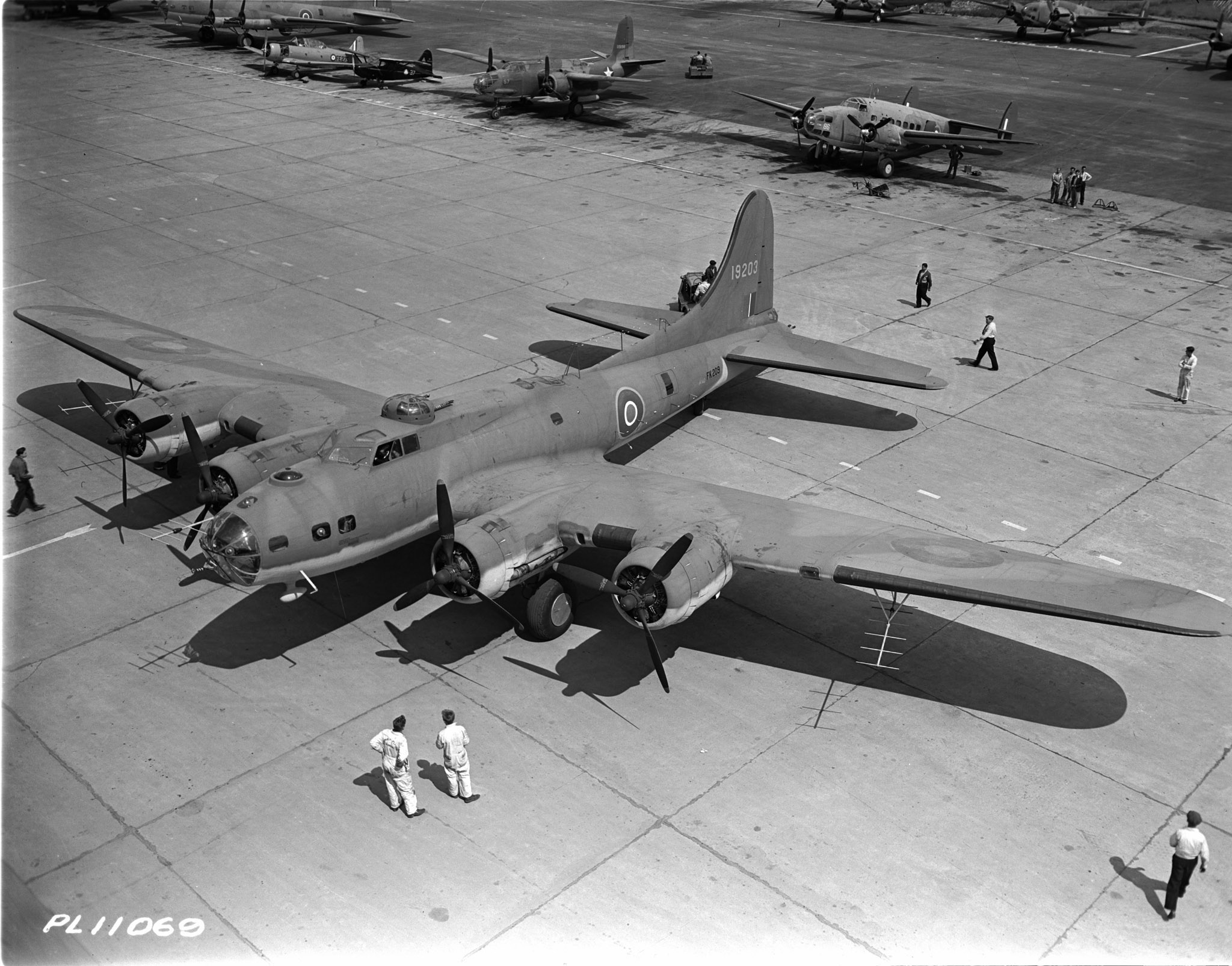 Un Boeing B-17 Flying Fortress à l’aéroport de Dorval, au Québec. PHOTO : Archives du MDN, PL-11069