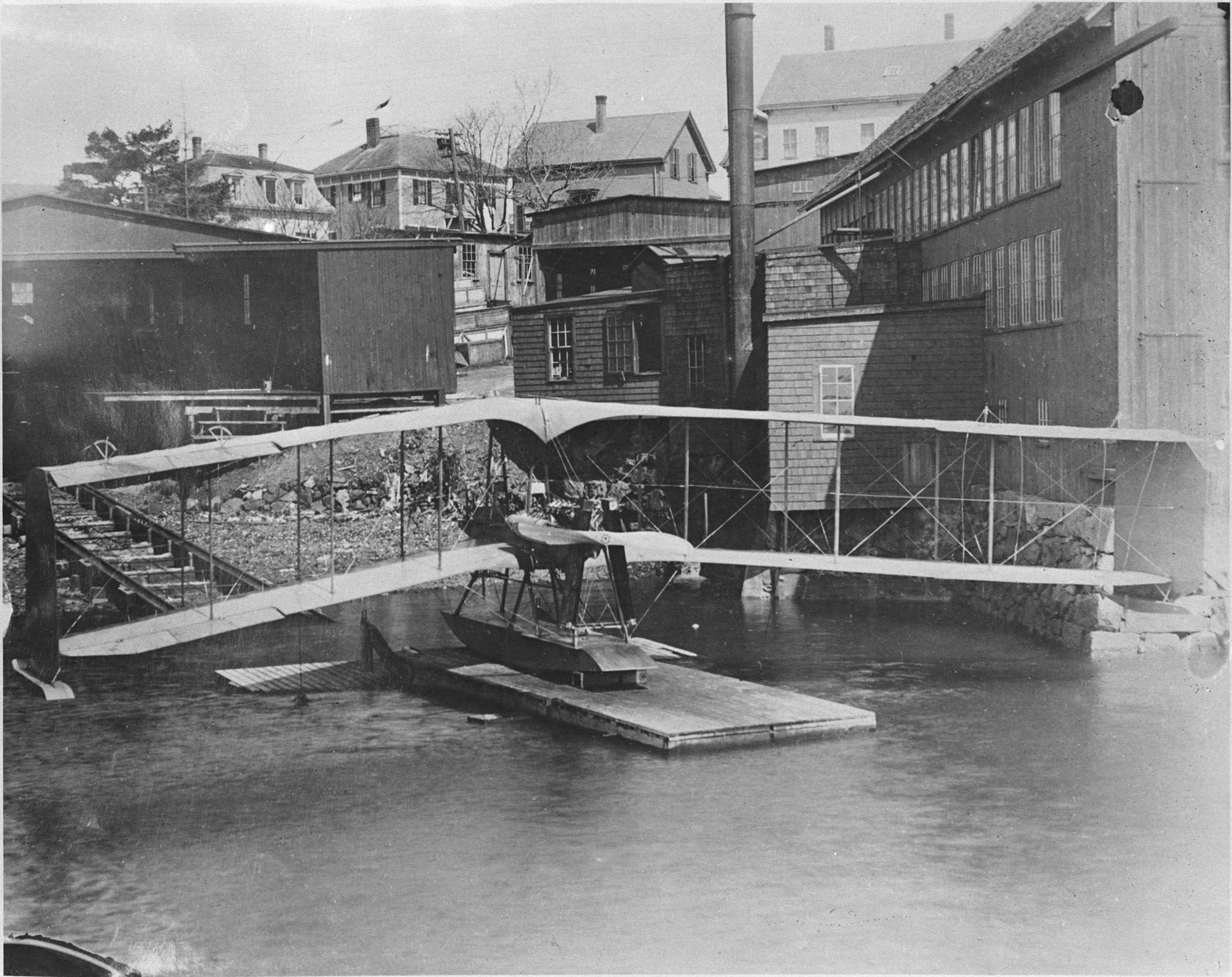 L’hydravion Burgess-Dunne, premier avion militaire du Canada, sur un quai flottant. PHOTO : Archives du MDN, PL-115112