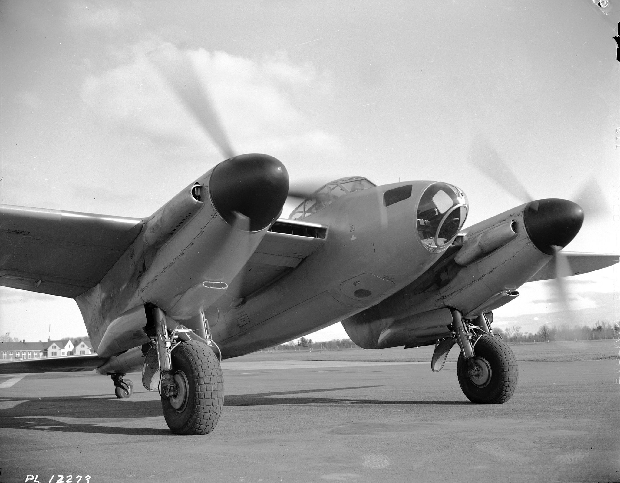Un Mosquito, photographié le 21 novembre 1942, à la 2e École de pilotage militaire d'Uplands, près d’Ottawa, en Ontario. PHOTO : Archives du MDN, PL-12273