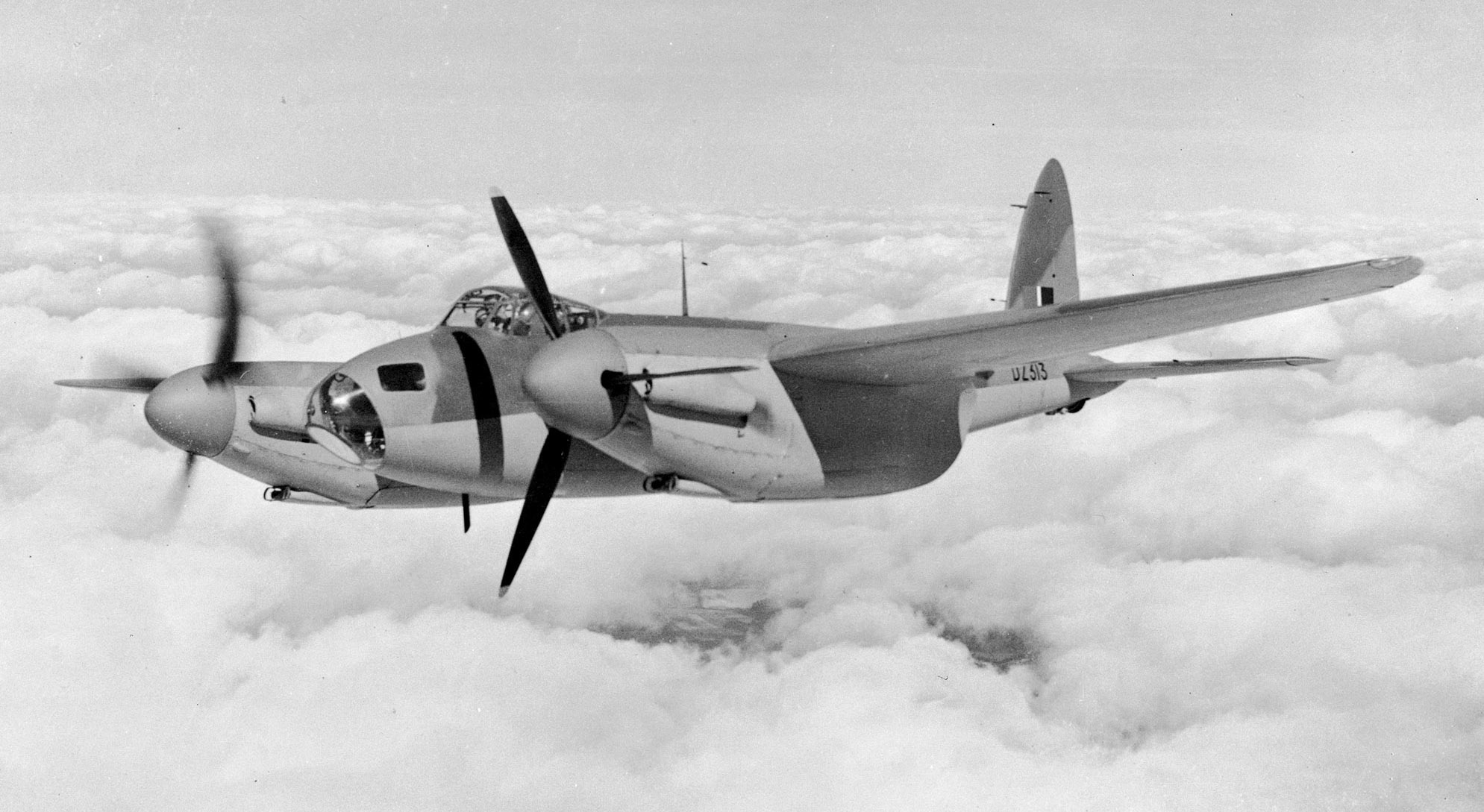 Le de Haviland Mosquito, un des avions de combat les plus remarquables de la Seconde Guerre mondiale, portait le surnom « Mossie ». Entièrement fait de bois, l’appareil devait d’abord servir en tant que bombardier léger, mais sa grande polyvalence a vite donné lieu à des variantes de reconnaissance, de chasse et de bombardement, de chasse nocturne et de harcèlement. En tout, de Havilland a construit 1 134 Mosquito avant la fin de la guerre, dont 44 ont fait partie de l’ARC du 1er juin 1943 au 28 septembre 1951. La photo ci-dessus, prise le 25 janvier 1943, montre un Mosquito B Mk 25 en vol. PHOTO : Archives du MDN, PL-14571