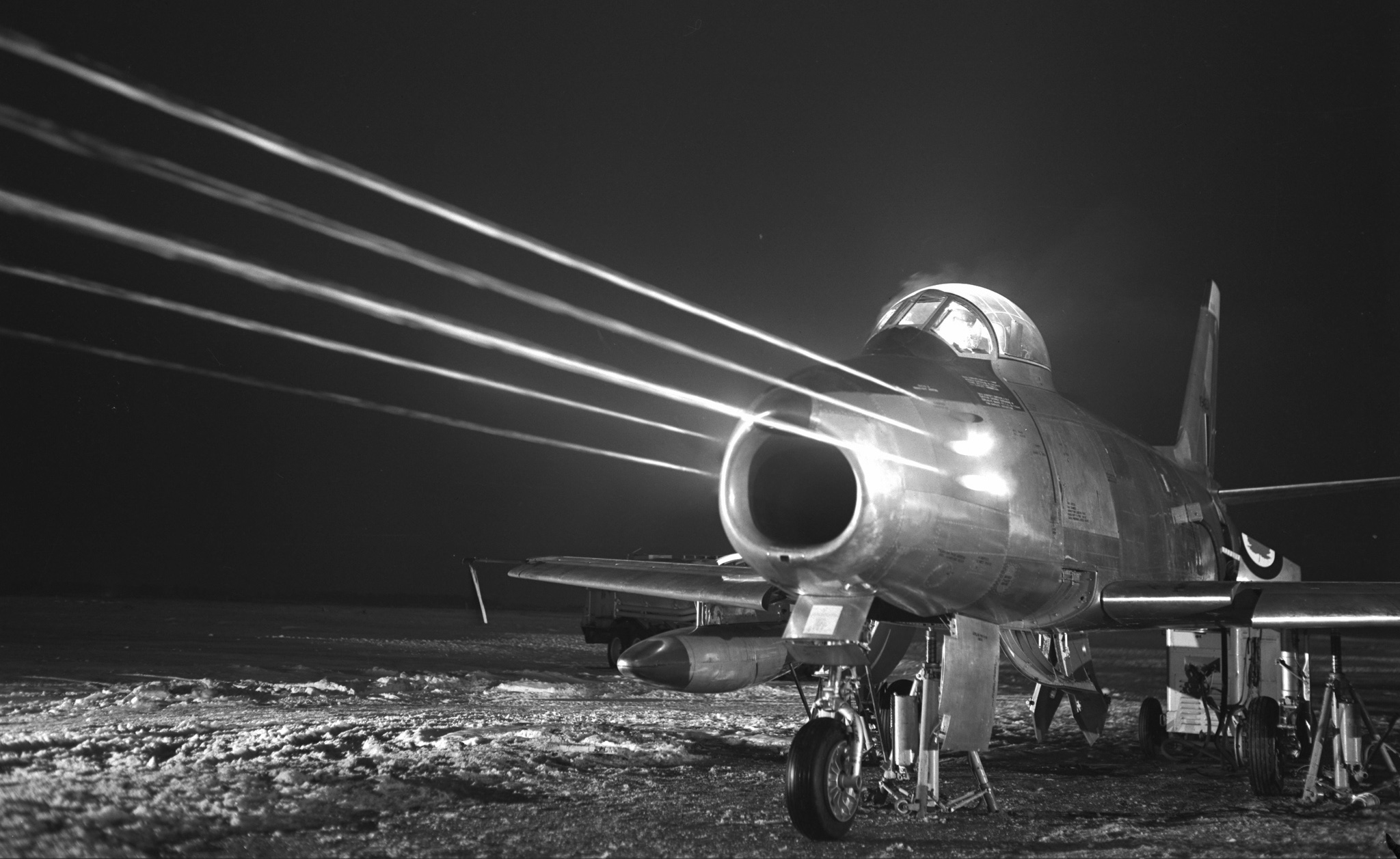 Un F-86 Sabre fait l’essai de ses mitrailleuses. PHOTO : Archives du MDN, PL-55764