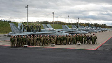 Une photo de groupe de la Force opérationnelle aérienne (FOA)