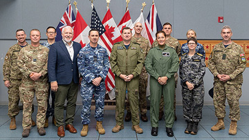 Les participants à la réunion trilatérale
