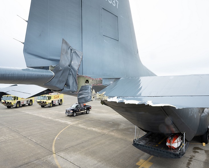 Boeing 737-700 (C-FWSI)
Hercules CC-130 (130337)