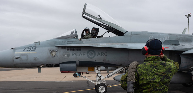 Des soldats du 3e Bataillon, Princess Patricia’s Canadian Light Infantry, montent à bord d’un CH-146 Griffon pour se rendre à la ligne de contrôle d’un incendie à proximité de La Loche
