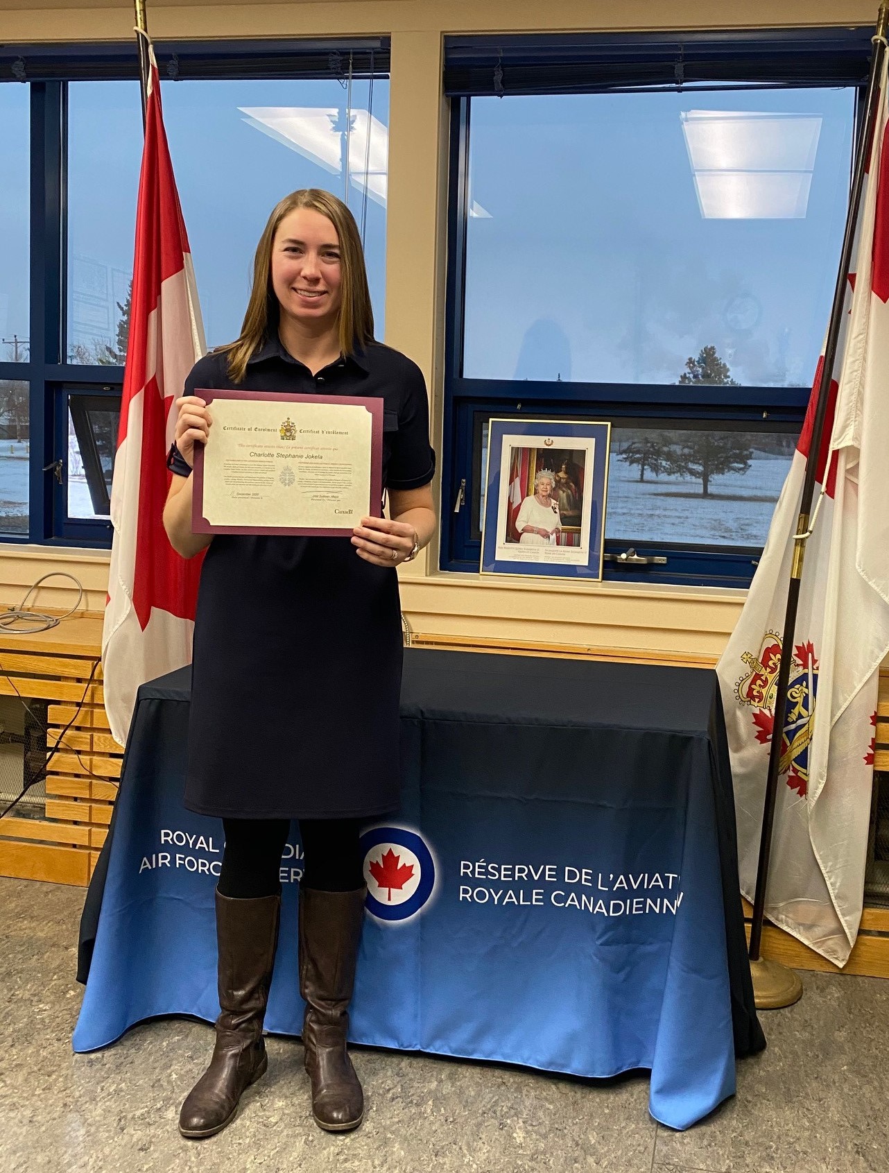Officer Cadet Charlotte Jokela enrolled into the RCAF Reserve and after successfully completing her Basic Military Officer Qualification Course will go on to Logistics Officer training in Borden, Ontario.
Photo: Master Warrant Officer Patricia Schwindt, 4 RCAF Reserve Flight.