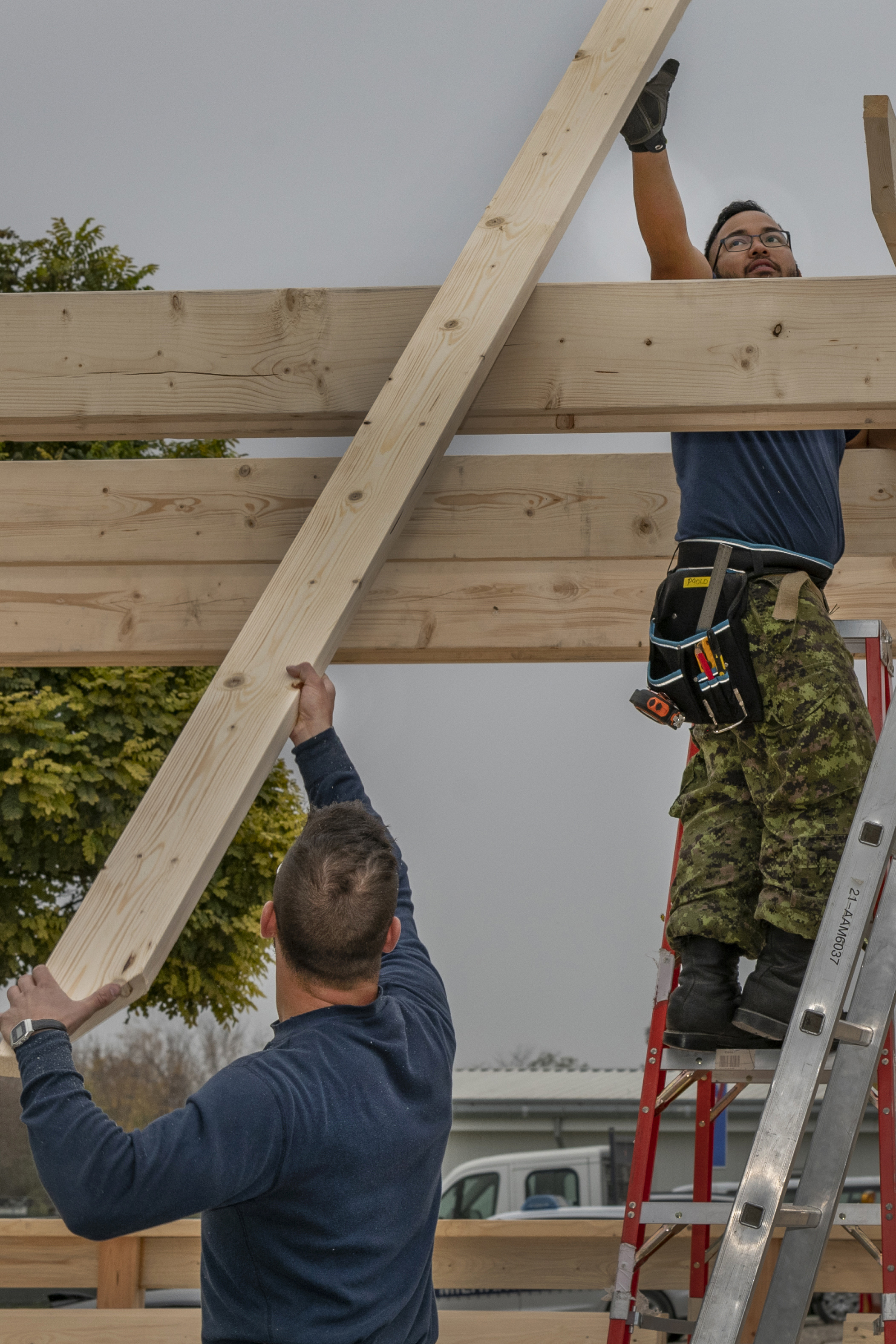 Construire des bâtiments et d’autres structures représente une grande partie du travail de technicien en construction spécialisé en charpenterie. Photo : Photographie des Forces armées canadiennes.