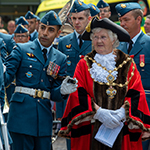 Le 4 juillet 2018, la conseillère municipale Ann Berry, maire de Folkestone, inspecte des militaires participant au défilé du droit de cité en compagnie de l’adjudant-maître Dipen Mistry, adjudant de la Force opérationnelle aérienne de l’ARC affectée aux services d’honneur. PHOTO : MCpl Boucher