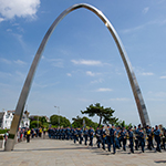 Des militaires du contingent de l’Aviation royale canadienne affecté aux services d’honneur de 2018 défilent sous l’arche commémorative de la Première Guerre mondiale à Folkestone, au Royaume-Uni, le 4 juillet 2018. Ils se prévalent de leur droit de circuler dans Folkestone au nom de tous les militaires des Forces armées canadiennes qui servent au Royaume-Uni. PHOTO : MCpl Boucher