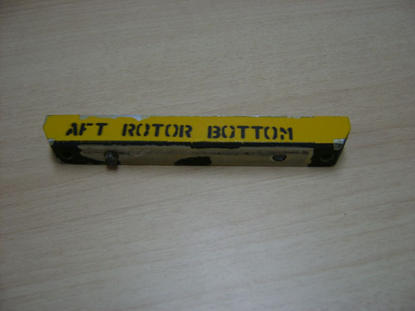 Butée d’affaissement trouvée sur l’aire de trafic (pale jaune du rotor arrière).