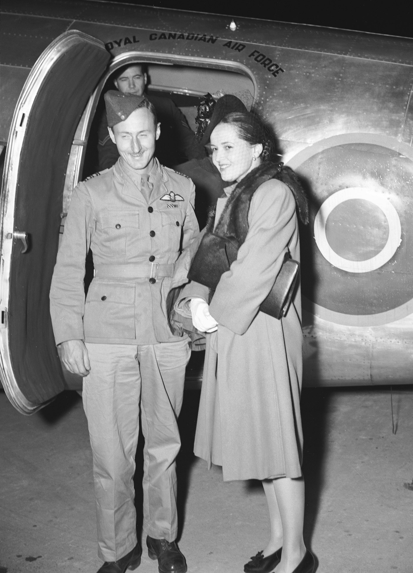 Wing Commander Len Birchall and Mrs. Birchall at the Rockcliffe airport near Ottawa on October 9, 1945. PHOTO: DND Archives, PL-37202 