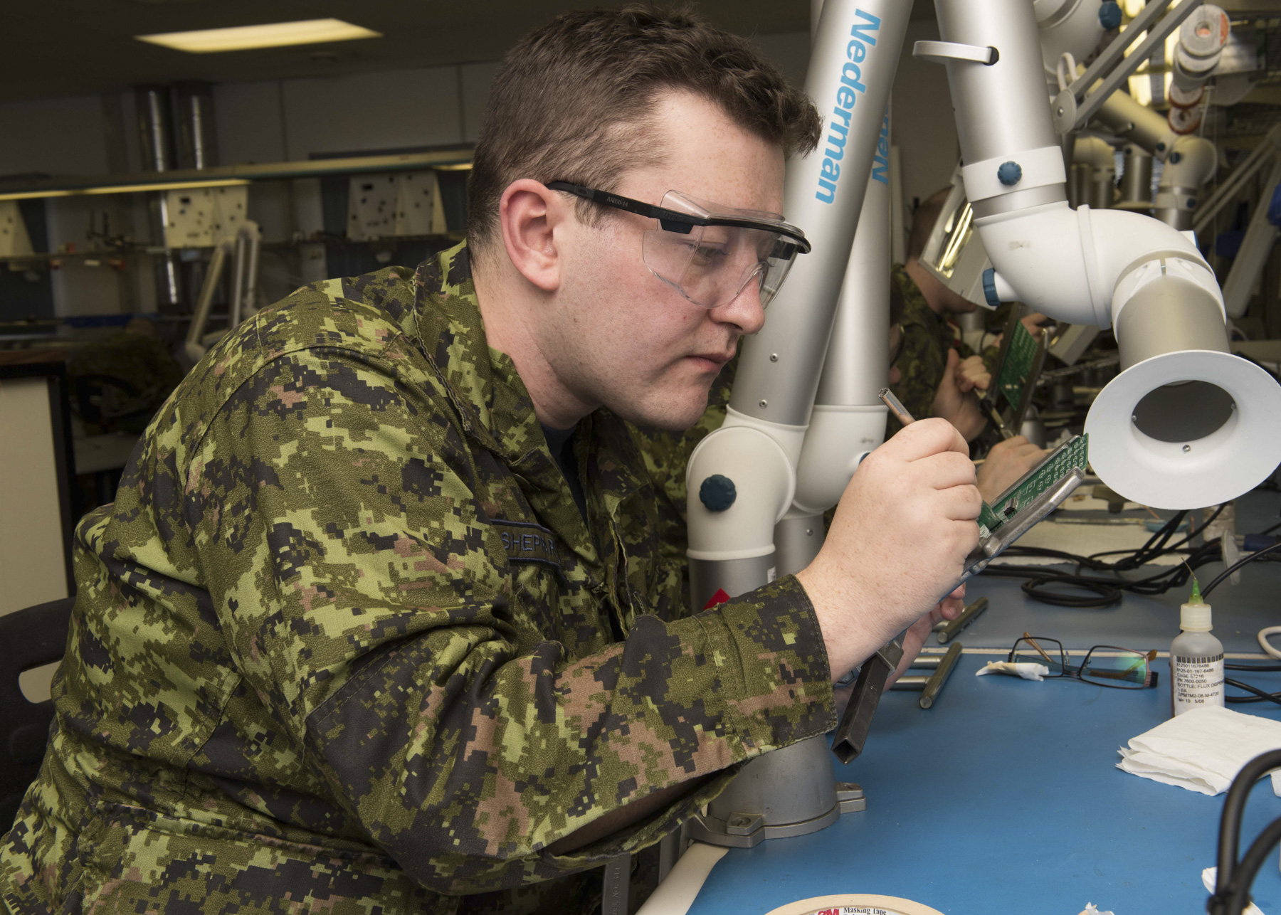 Les élèves de l’École de technologie et du génie aérospatial des Forces canadiennes de la 16e Escadre à Borden, en Ontario, acquièrent les compétences requises pour la technologie moderne. Photo : Section d’imagerie de la 16e Escadre.
