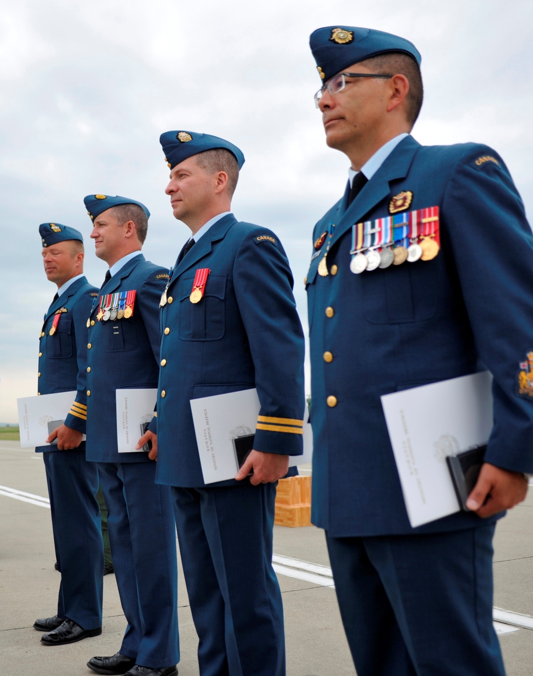 On Saturday, July 19, 2014, the Chief of the Romanian Air Force Staff, Major-General Laurian Anastasof, awarded the Romanian Air Force Emblem of Honour to four members of the Canadian Air Task Force deployed in Campia Turzii, Romania.
From left to right : Lieutenant-Colonel David Pletz, Lieutenant-Colonel Luc Girouard, Captain Jean-François Lambert and Chief Warrant Officer Alain Roy. PHOTO : Captain Christopher Daniel