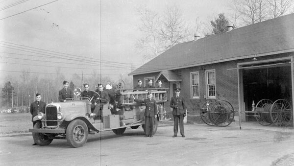 RCAF personnel man a fire truck at No.1 Service Flying Training School at RCAF Borden, Ontario, in October 1944. PHOTO: DND
