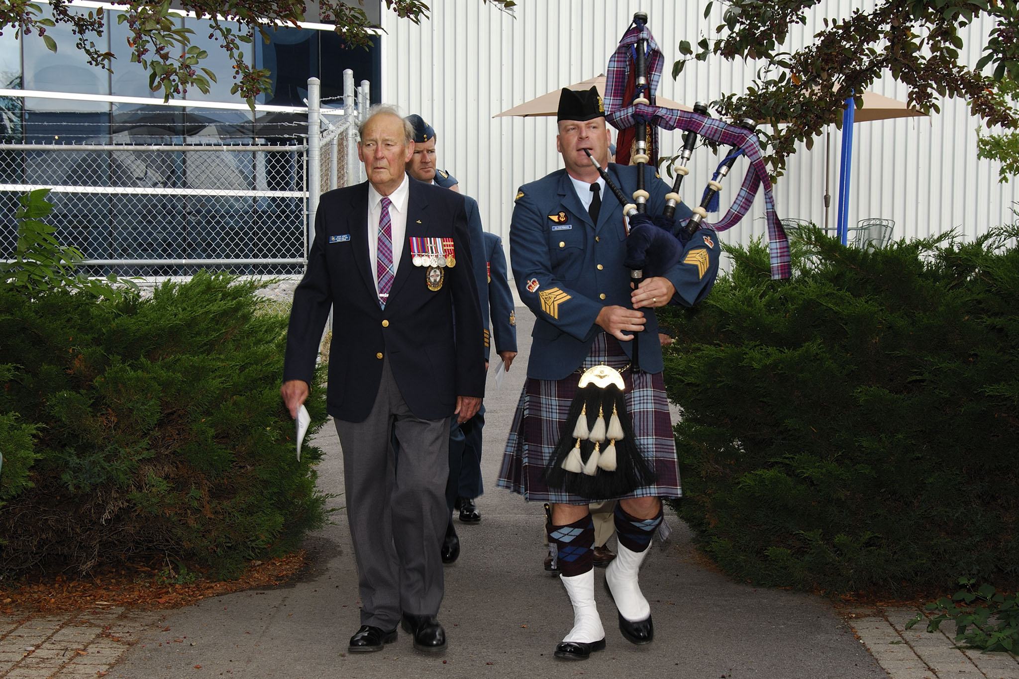 Mr. Doug Jones (left), President of 426 Thunderbird Squadron Association, with Piper Warrant Officer Sean Alderman (right), wearing the RCAF tartan, during 426 "Thunderbird" Squadron Association's Memorial Service on August 15, 2007, at 8 Wing Trenton. PHOTO: TN2007-0530-02, Private Isabel Lavallee-Raby