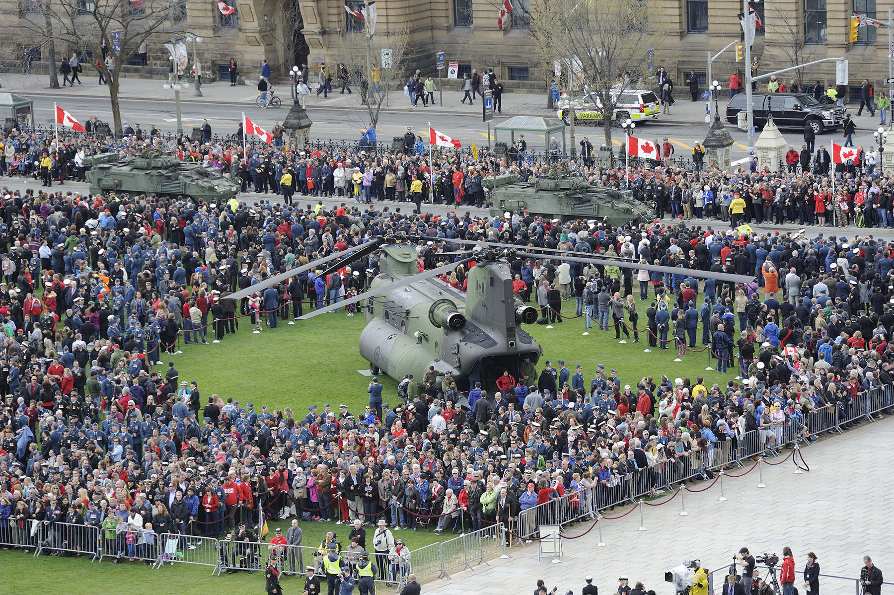 On the National Day of Honour, May 9, 2014, a CH-147F Chinook helicopter is mobbed by admirers on Parliament Hill in Ottawa, Ontario. PHOTO: Master Corporal Matt Ufholz