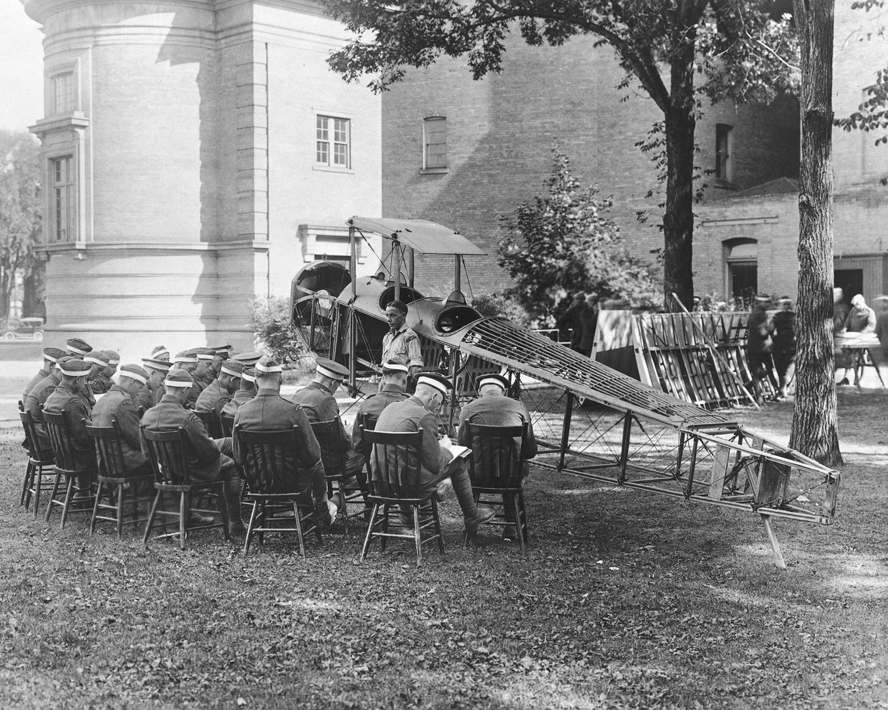 Students at the School of Aeronautics, located at the University of Toronto, enjoy a lecture on aircraft construction al fresco. PHOTO: DND Archives, RE-19065-13