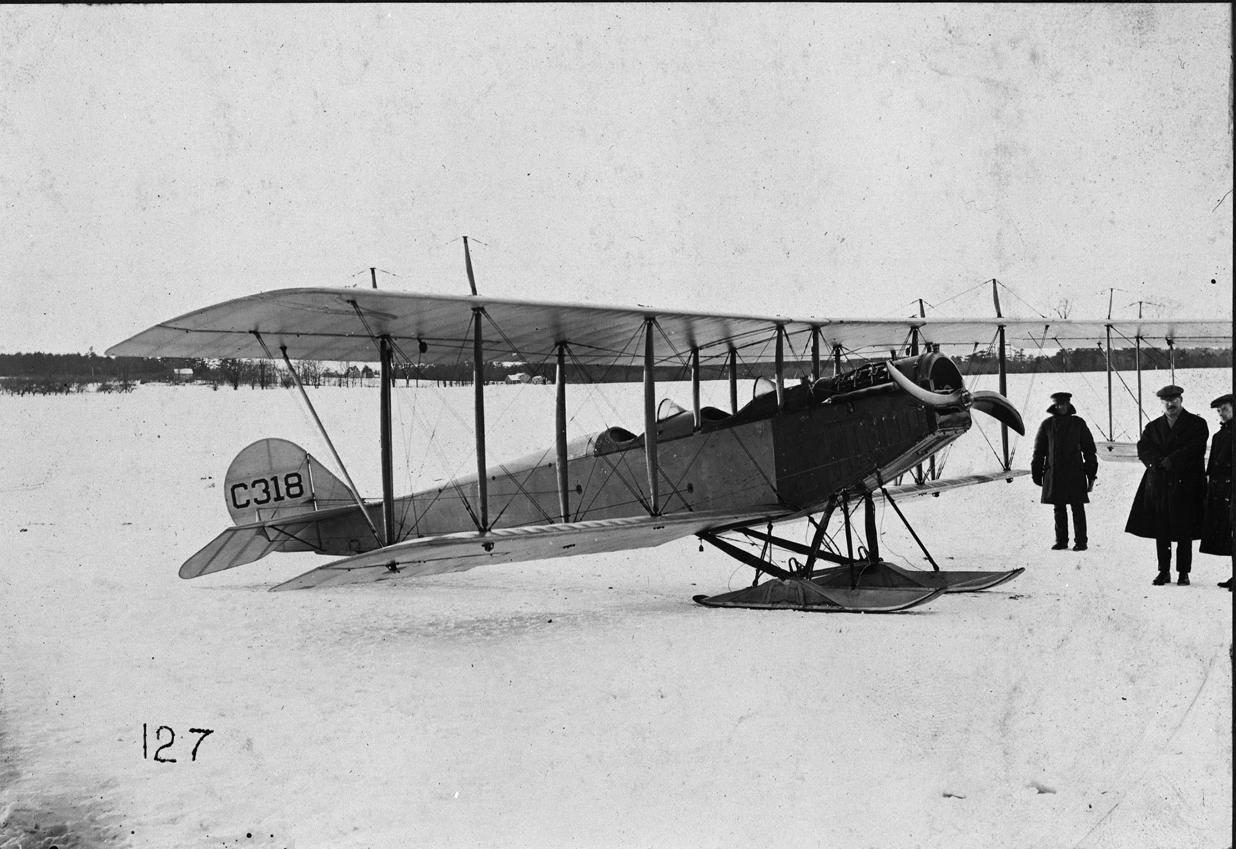 A JN-4 “Canuck” equipped with snow skids. While most of the RFCC’s training group relocated to Texas to continue training in a warmer environment, those left behind pioneered flying in winter conditions. PHOTO: DND Archives, RE-19150