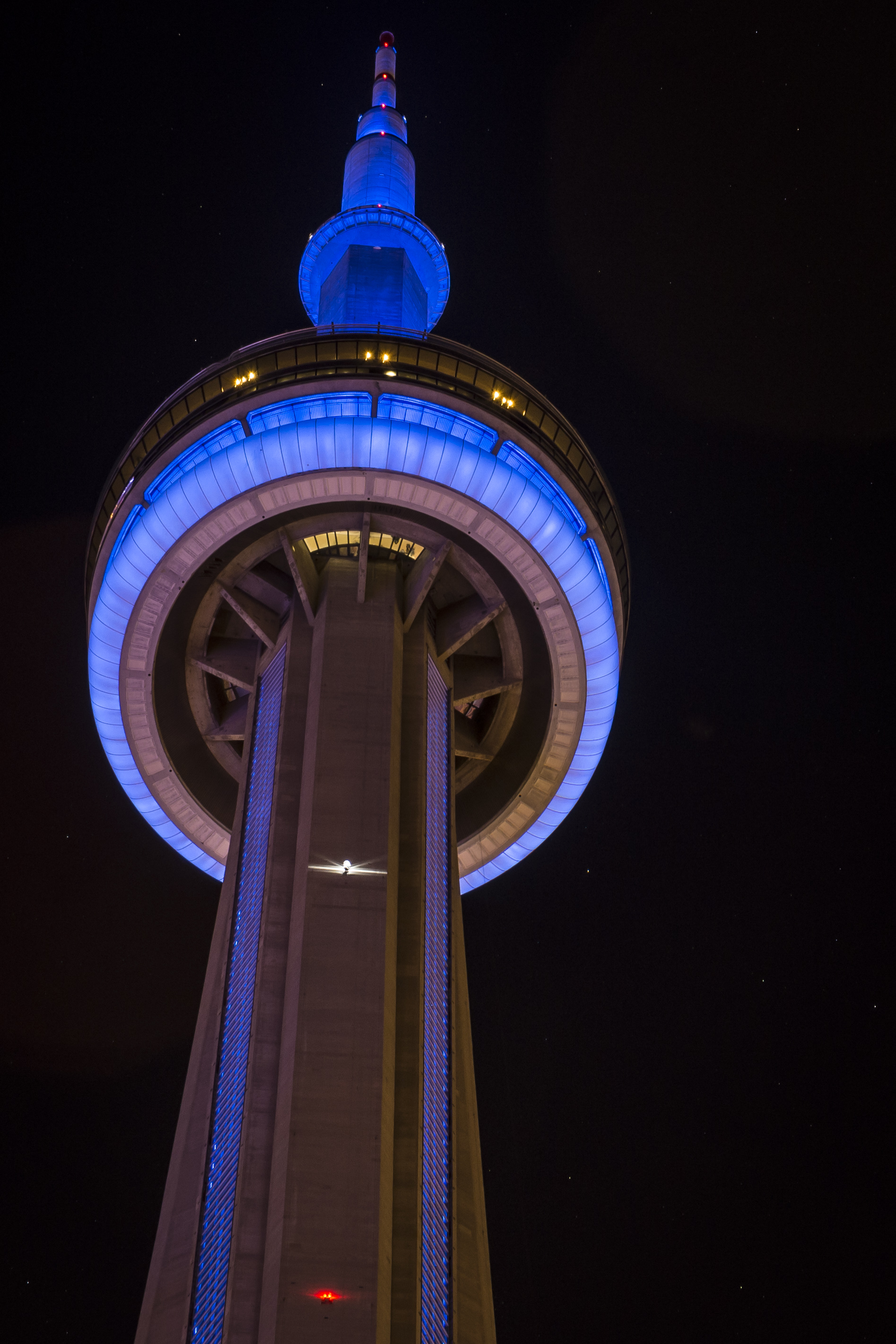 On August 31, 2017, the CN Tower is lit up in RCAF blue to celebrate "Royal Canadian Air Force Day" in Toronto and the presentation of new Colours to the RCAF at Nathan Phillips Square on September 1, 2017. PHOTO: Corporal Alana Morin, FA03-0111-002