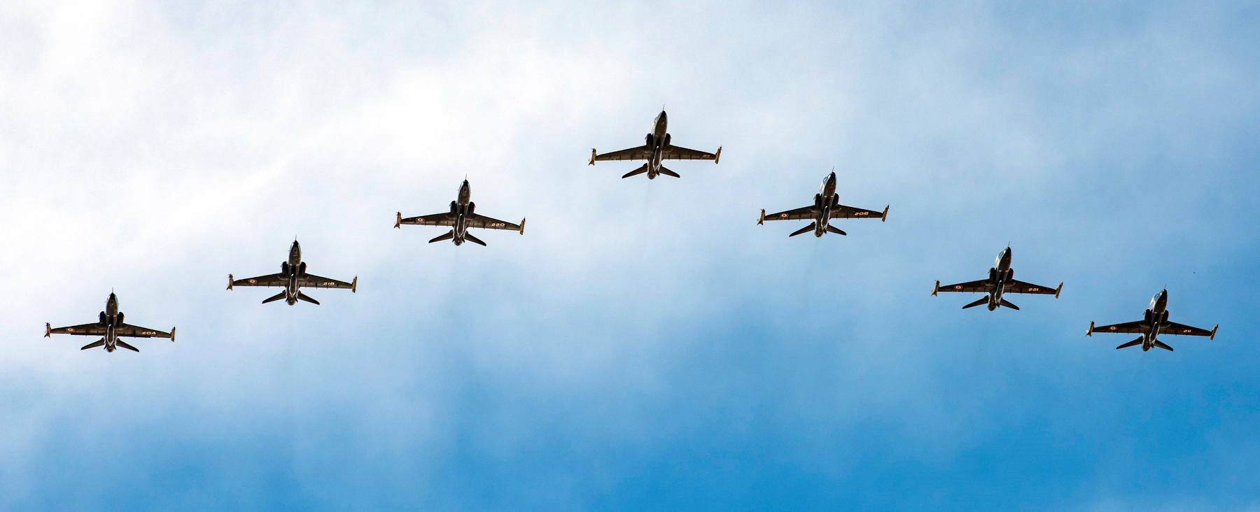 Le 18 novembre 2017, sept CT-155 Hawk de l’Aviation royale canadienne volant en formation arrivent à la Naval Air Facility d’El Centro, en Californie, en vue de participer à l’exercice Antler South. PHOTO : Matelot de 3e classe Erica Seymour, CK02-2017-1043-001