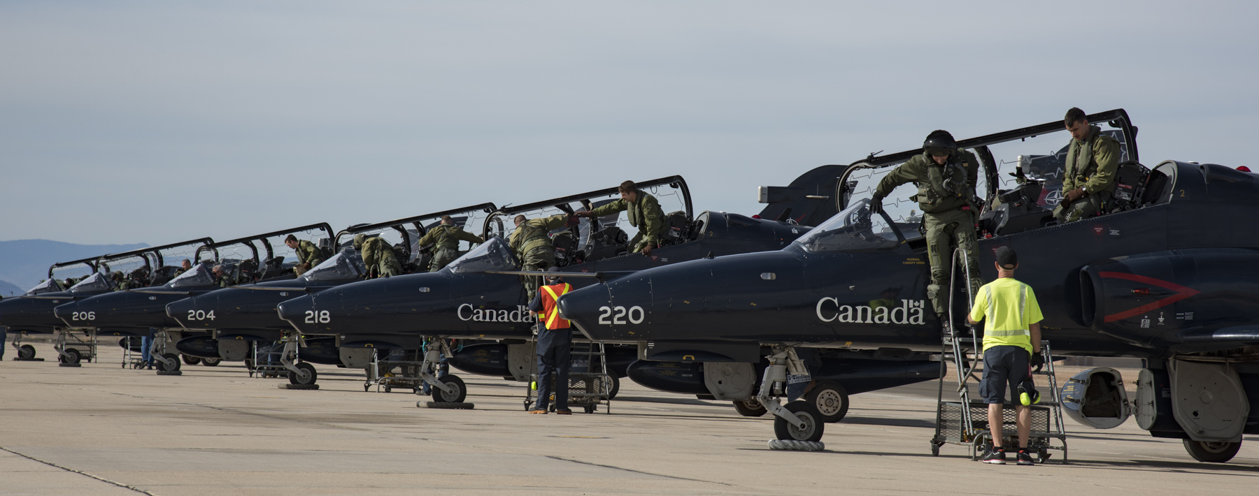 Le 28 novembre 2017, des avions CT-155 Hawk de l’Aviation royale canadienne arrivent à la Naval Air Facility d’El Centro, en Californie, en vue de participer à l’exercice Antler South. PHOTO : Matelot de 3e classe Erica Seymour, CK02-2017-1043-005