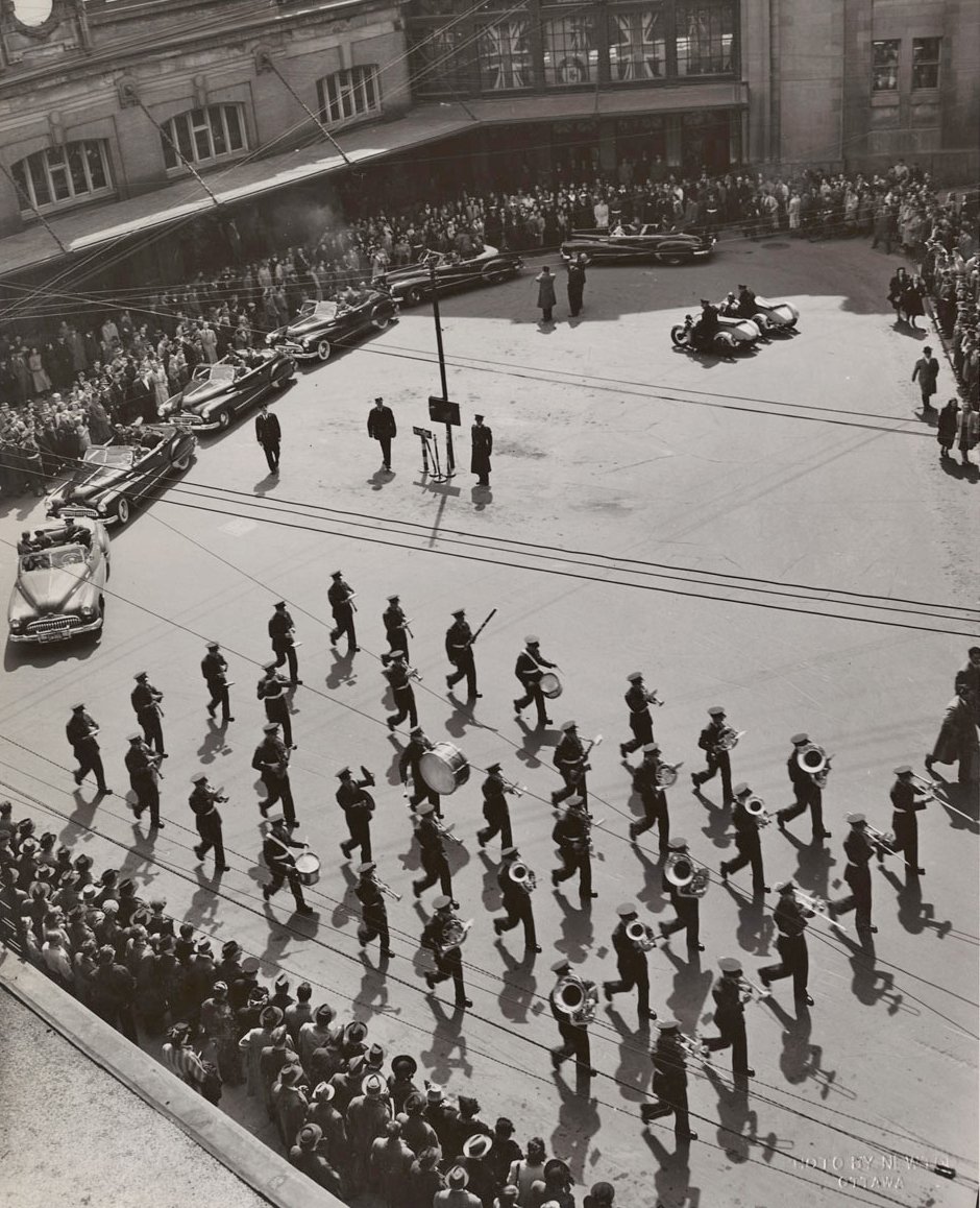 On April 7, 1948, a parade was held in Ottawa in honour of the RCAF Flyers, ice hockey gold medal winners at the 1948 Winter Olympic Games in St. Moritz, Switzerland. PHOTO: LAC MIKAN no. 4842100