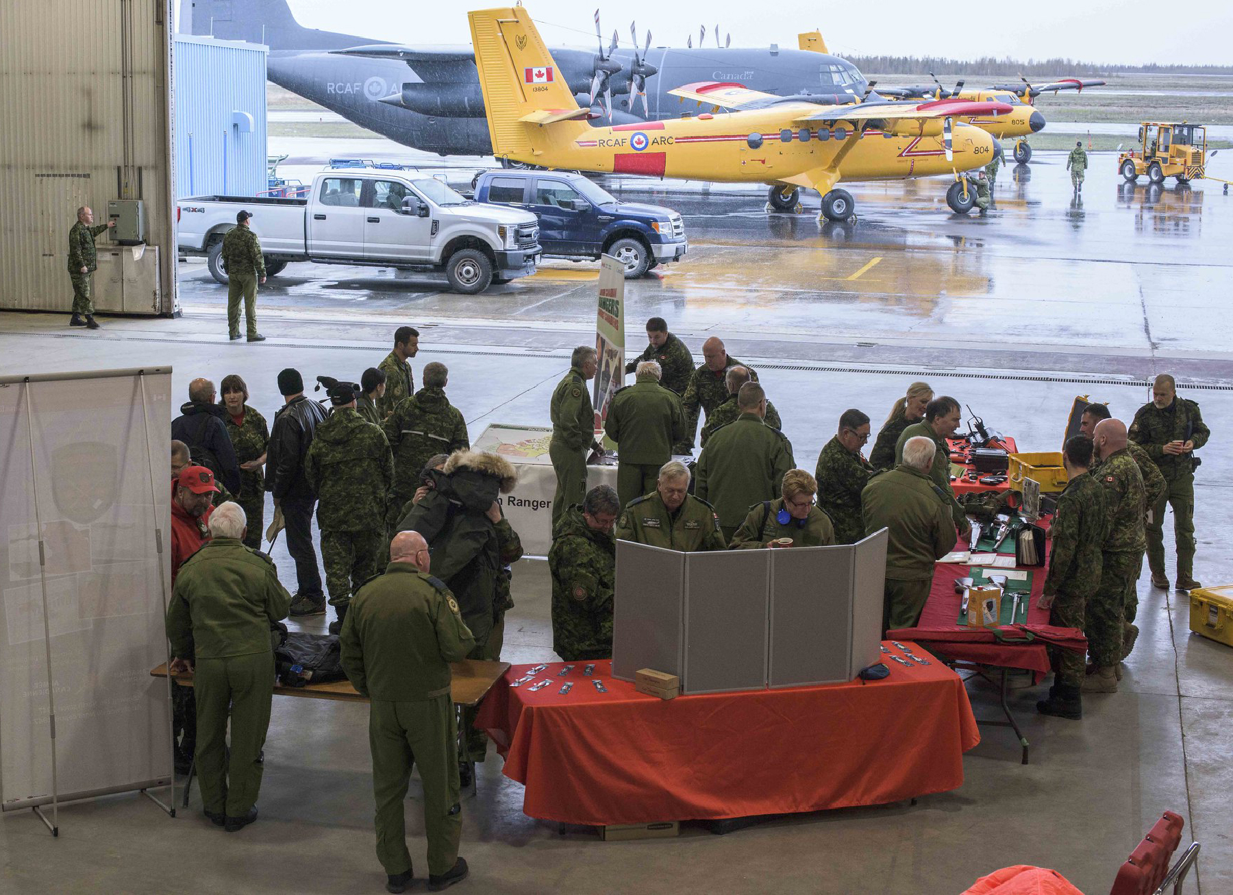 Participants in the honorary colonels conference hosted by Joint Task Force (North) on May 29, 2019, in Yellowknife, Northwest Territories, check out an equipment display by 1st Canadian Ranger Patrol Group. PHOTO : Captain Soomin Kim