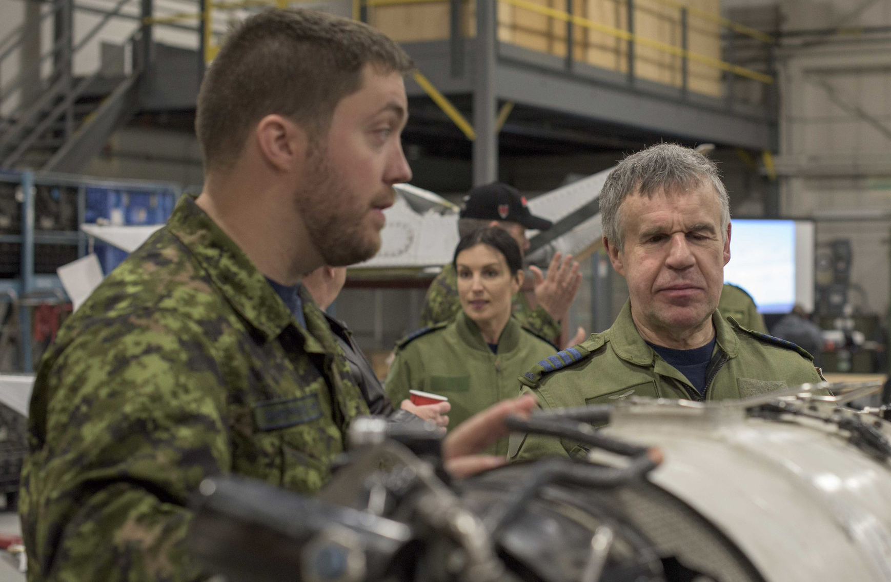 Corporal Ben Sheppard (left) talks about the motor of the CC-138 Twin Otter aircraft with Honorary Colonel Terry Kelly during  the honorary colonels conference hosted by Joint Task Force (North) on May 29, 2019, in Yellowknife, Northwest Territories. PHOTO : Captain Soomin Kim