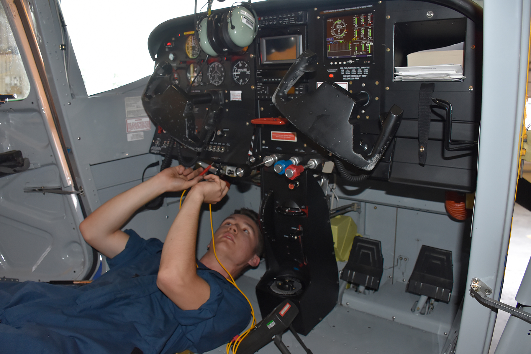 Le cadet-cadre Mitchell Mansfield teste l’équipement électrique du poste de pilotage d’un avion remorqueur au Centre d’entraînement de vol des cadets de Comox, où il travaille cet été comme technicien d’entretien d’aéronefs. PHOTO : Capitaine Angela Sergent