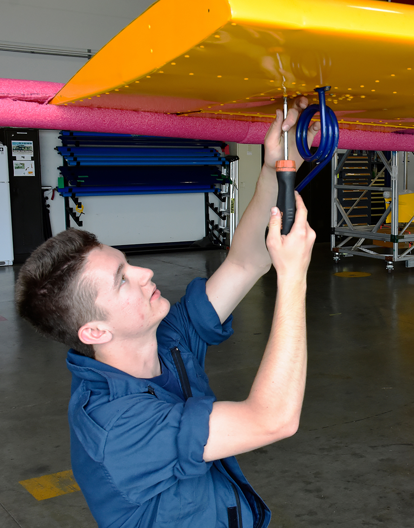 Le cadet-cadre en technique d’entretien d’aéronef Mitchell Mansfield effectue l’entretien régulier de la roue auxiliaire d’un planeur Schweizer 2-33A au Centre d’entraînement de vol des cadets de Comox, en Colombie-Britannique. PHOTO : Capitaine Angela Sargent