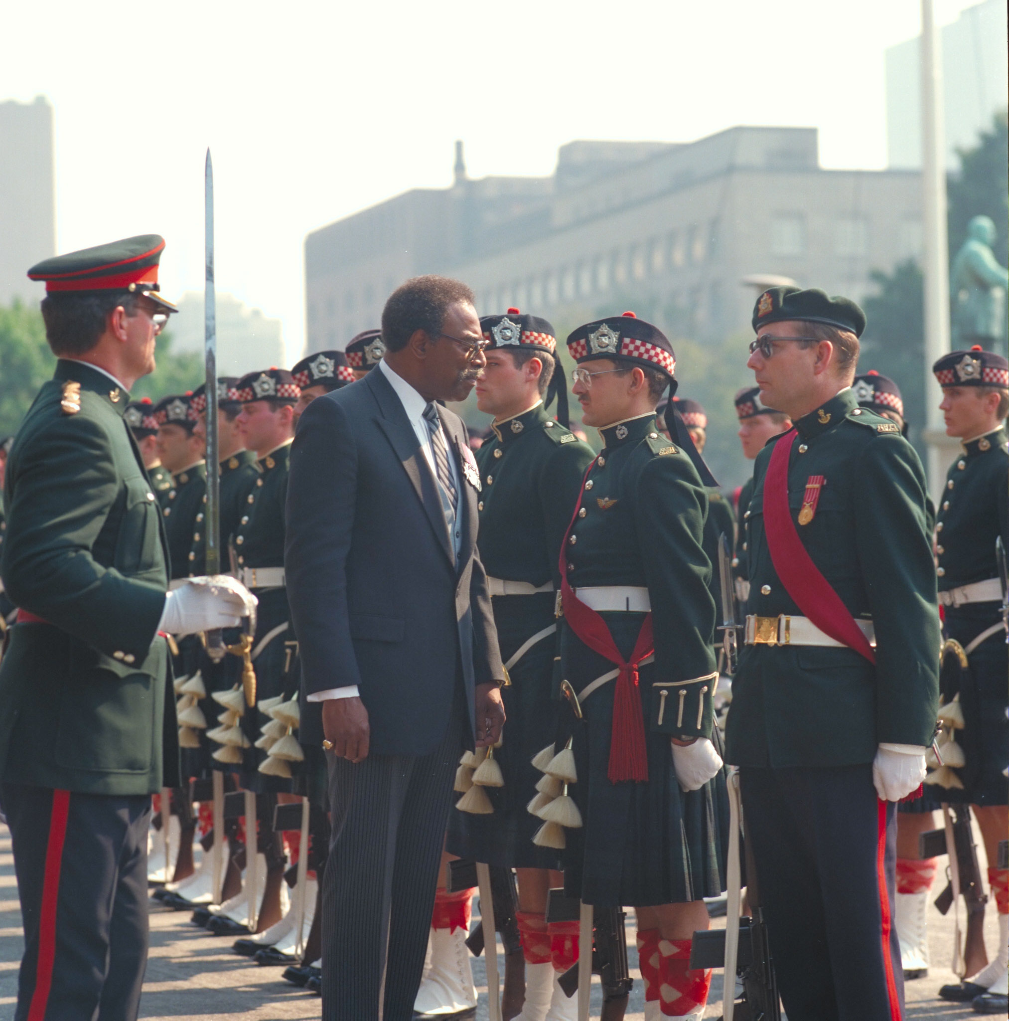 Lincoln Alexander inspects a Canadian Armed Forces guard of honour during his tenure as lieutenant governor of Ontario.
PHOTO: DND Archives, IOC85-454