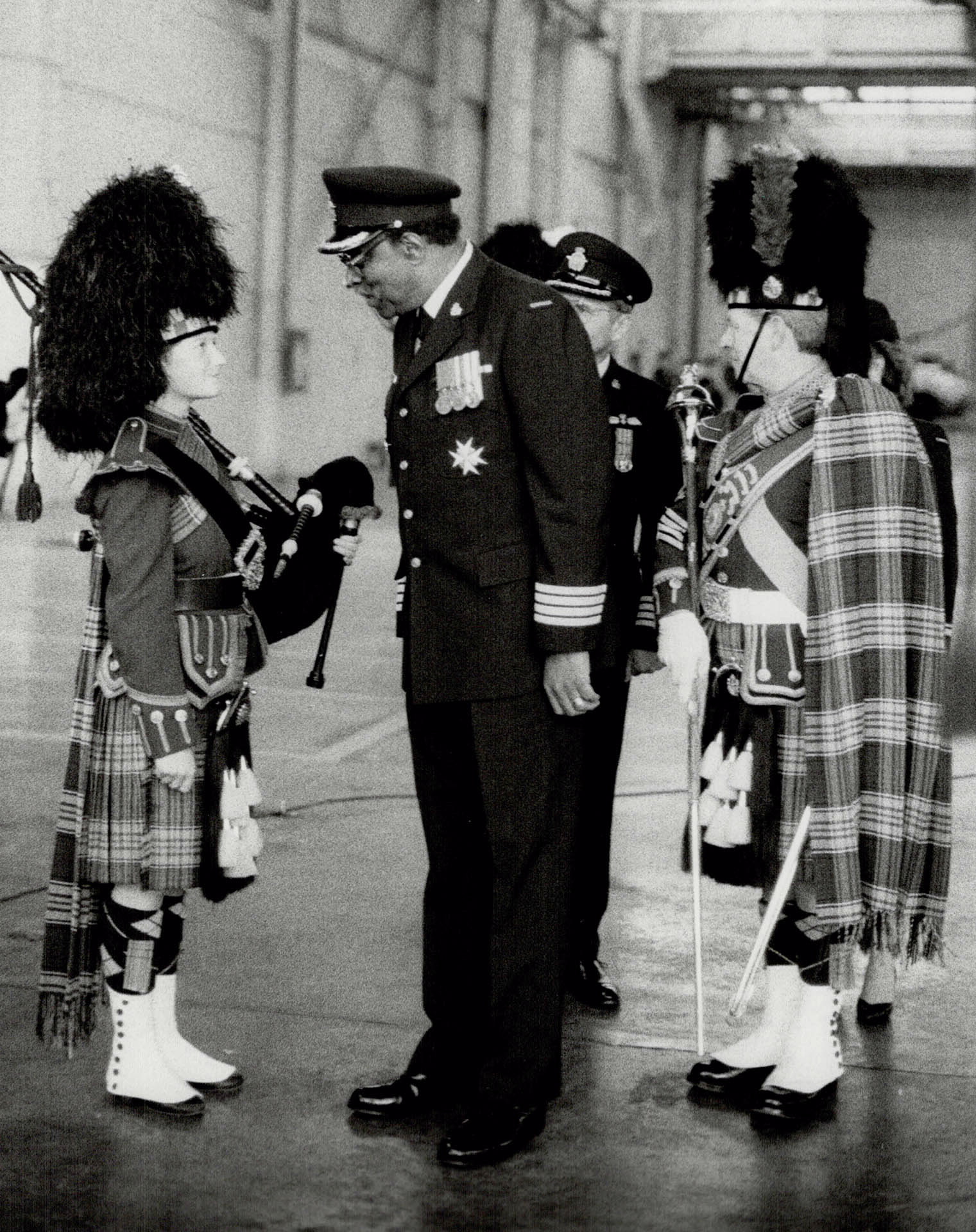 Honorary Colonel and Lieutenant Governor Lincoln Alexander chats with piper Barbara Lawrie as he inspects 2 Wing during a 1986 parade in Toronto. During the parade, Honorary Colonel Alexander presented awards to outstanding wing members. PHOTO: Toronto Star Archives, tspa_0028969f